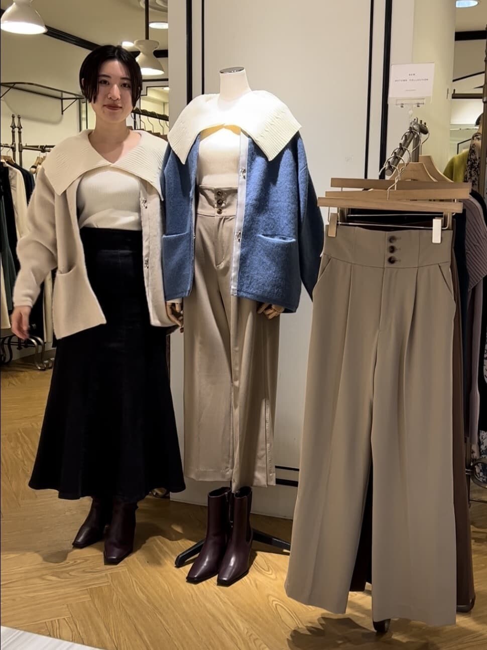 ホワイト系のカーディガン/ボレロ、レッド系のブーツ、ホワイト系のニット/セーターを着用したレディースの秋コーディネートの3枚目の写真