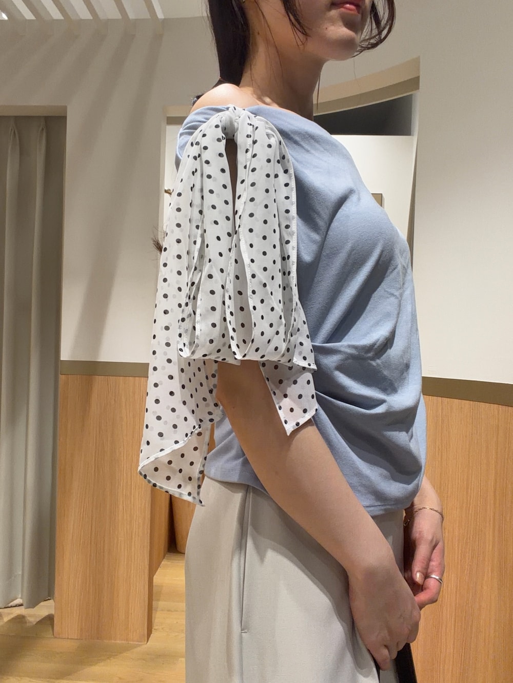 ブラウン系のサンダル、ブルー系のTシャツ/カットソー、ホワイト系のその他パンツを着用したレディースの夏コーディネートの6枚目の写真