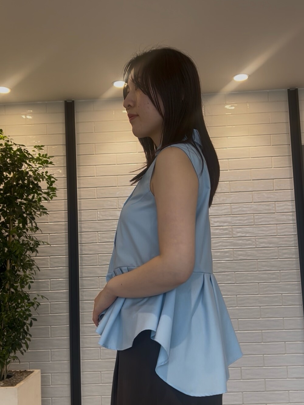 ブルー系のシャツ/ブラウス、グレー系のその他パンツを着用したレディースの夏コーディネートの5枚目の写真