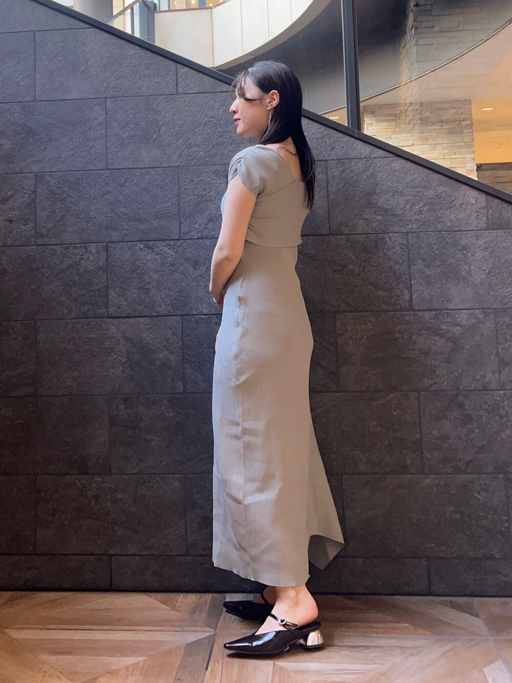 グリーン系のワンピース、ブラウン系のパンプスを着用したレディースの夏コーディネートの2枚目の写真