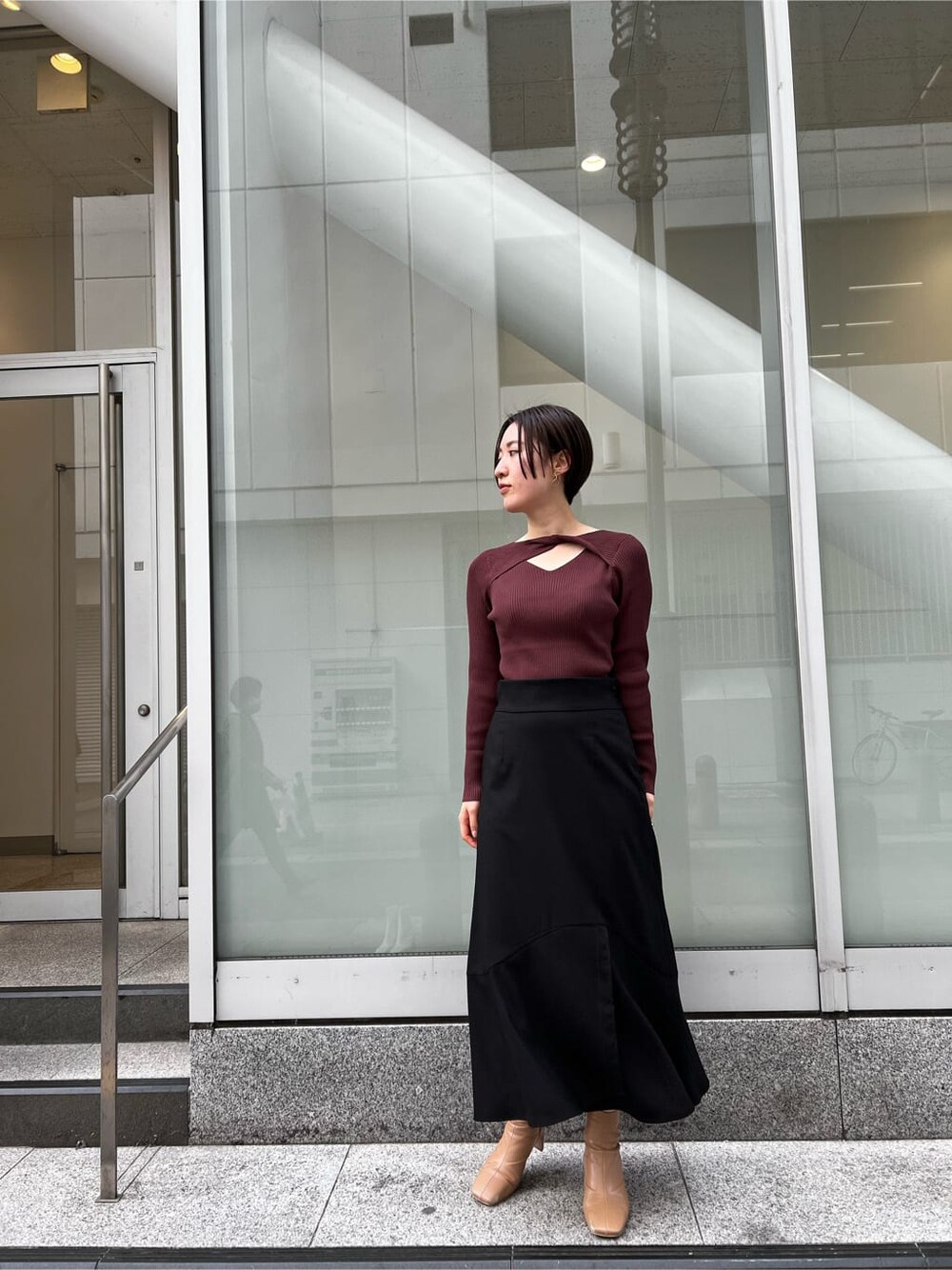 ベージュ系のその他シューズ、ブルー系のその他アウター、ブラック系のスカートを着用したレディースの秋コーディネートの4枚目の写真