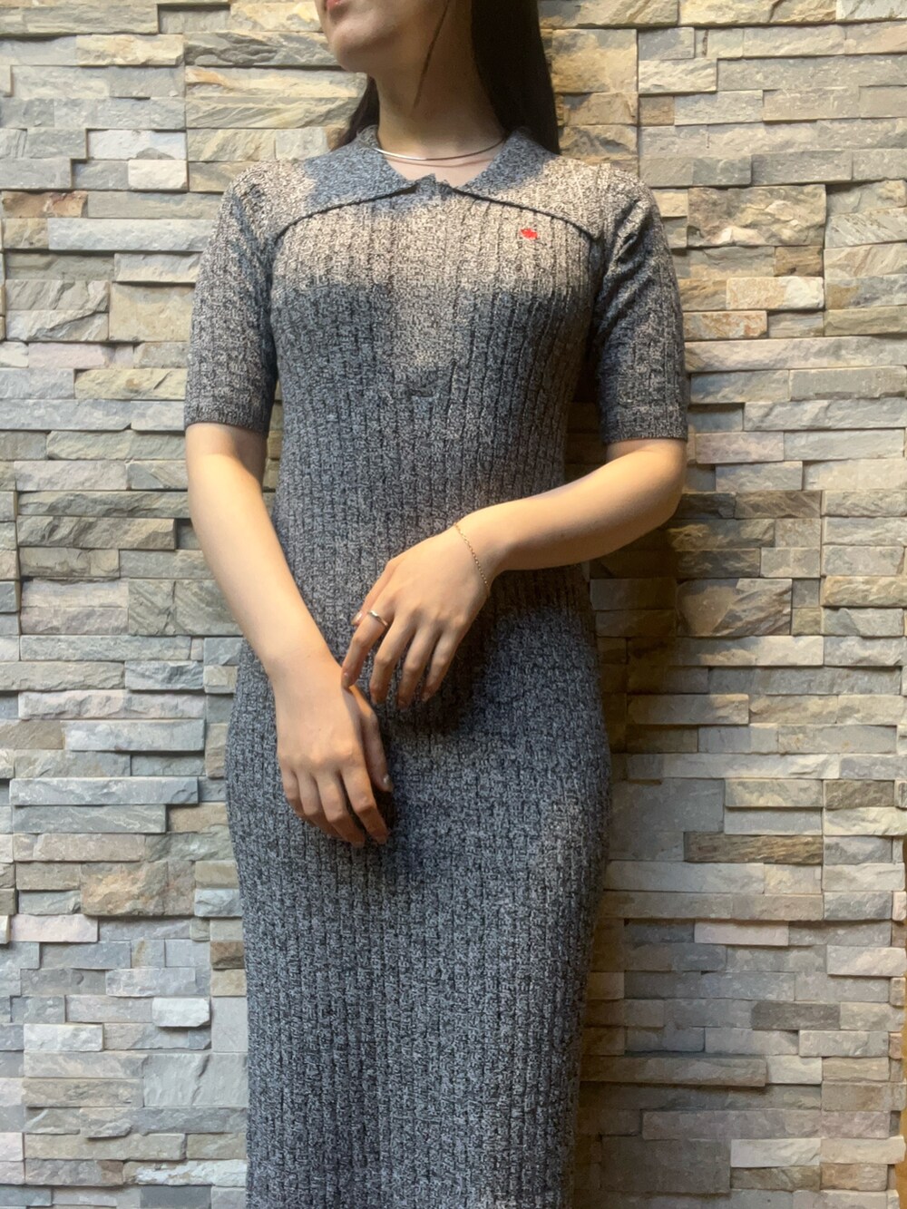 ブラック系のワンピース、ホワイト系のサンダルを着用したレディースの夏コーディネートの4枚目の写真