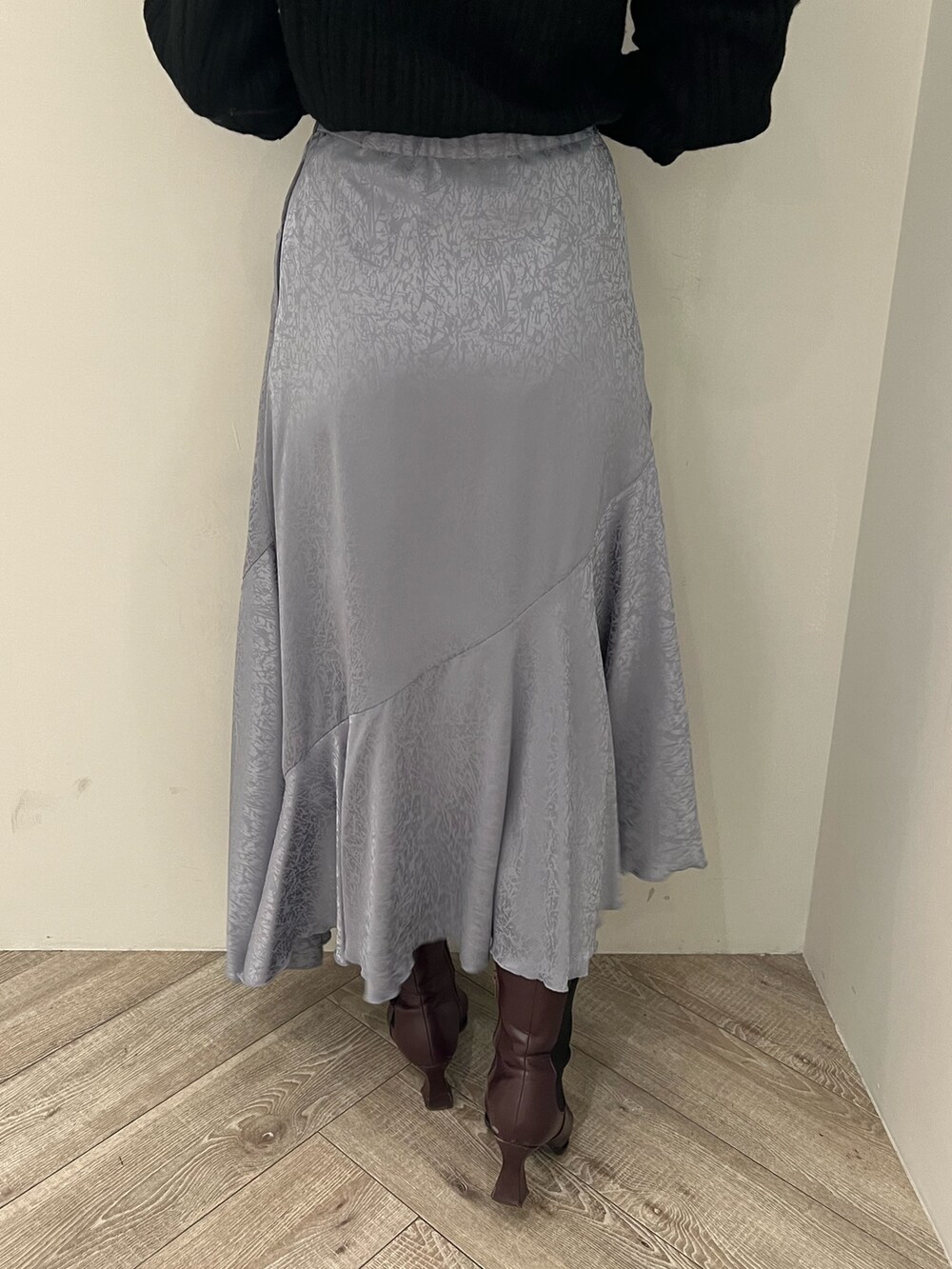 ブルー系のスカート、レッド系のブーツ、ブラック系のニット/セーターを着用したレディースの冬コーディネートの6枚目の写真