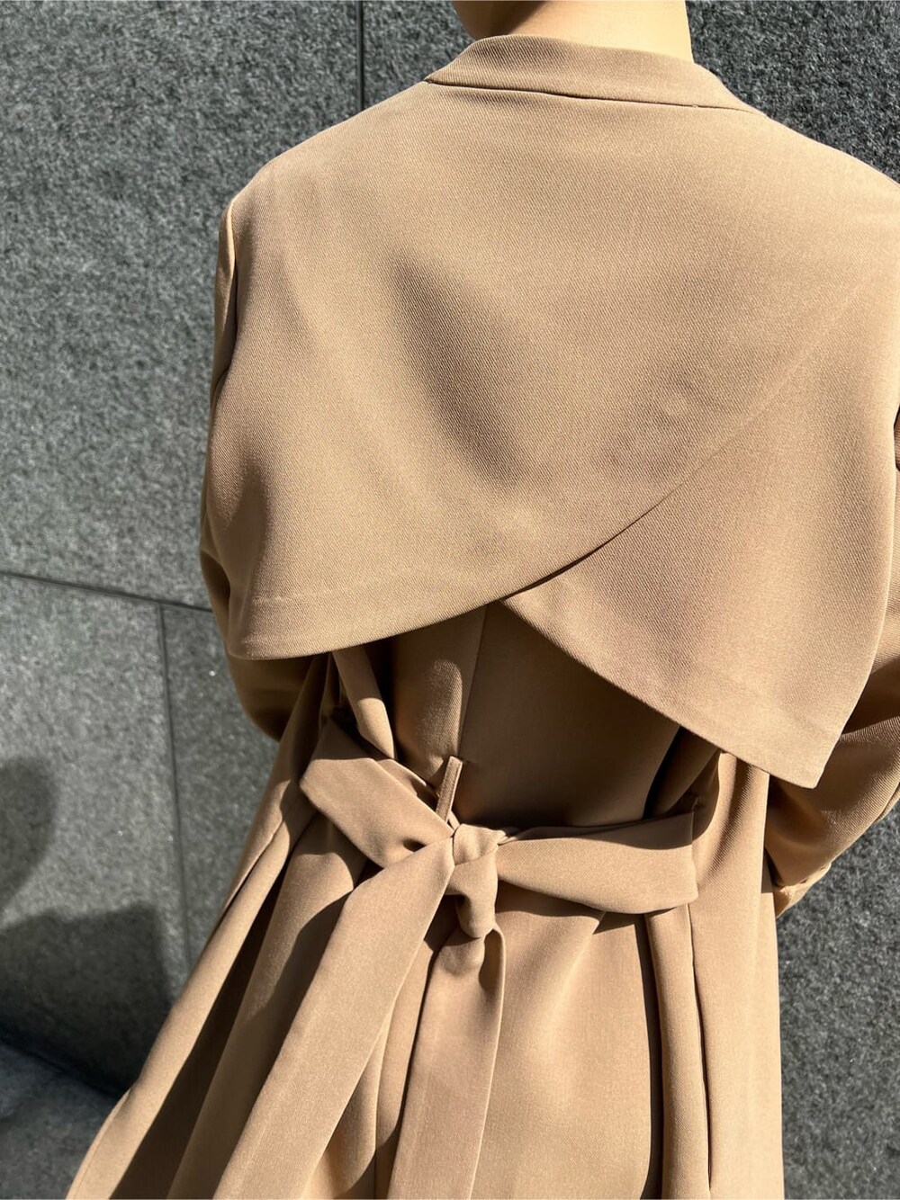 ブラウン系のクラッチバッグ、ベージュ系のその他アウター、パープル系のドレスを着用したレディースの冬コーディネートの9枚目の写真