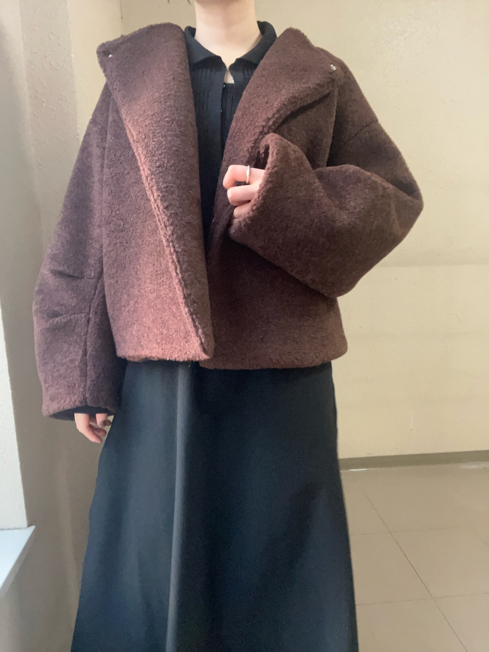 ブラック系のワンピース、ブラウン系のブルゾンを着用したレディースの冬コーディネートの4枚目の写真