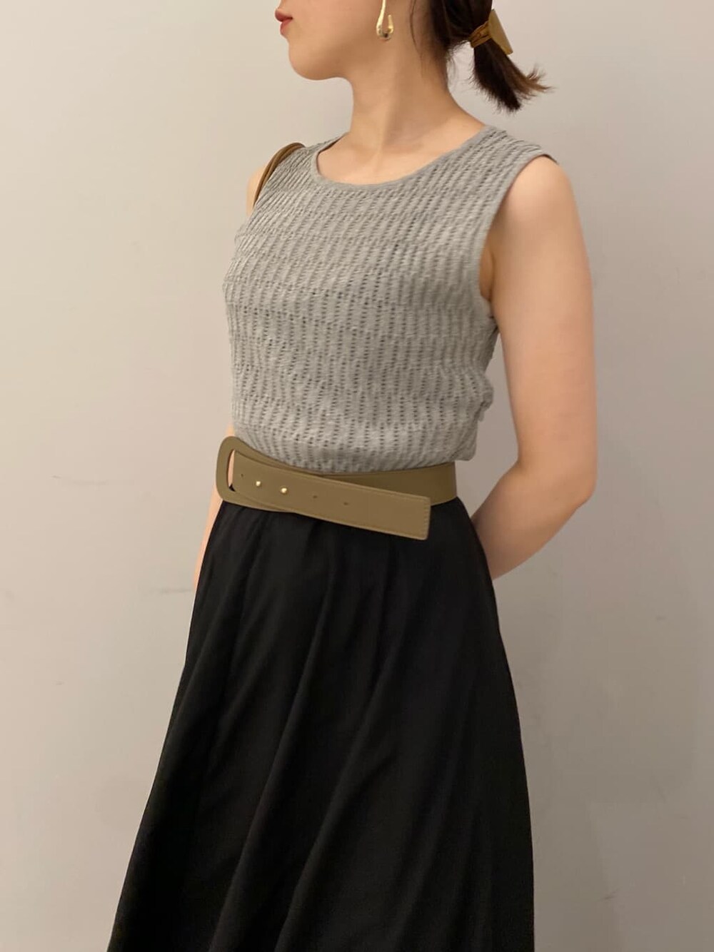 ブラウン系のサンダル、ベージュ系のショルダーバッグ、グレー系のワンピースを着用したレディースの夏コーディネートの6枚目の写真