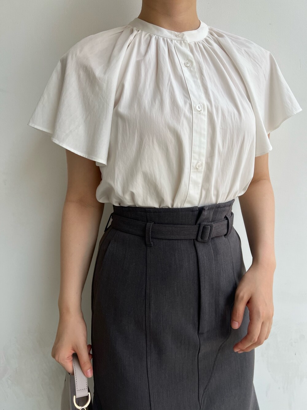 ホワイト系のシャツ/ブラウス、グレー系のスカート、ベージュ系のサンダルを着用したレディースの夏コーディネートの8枚目の写真