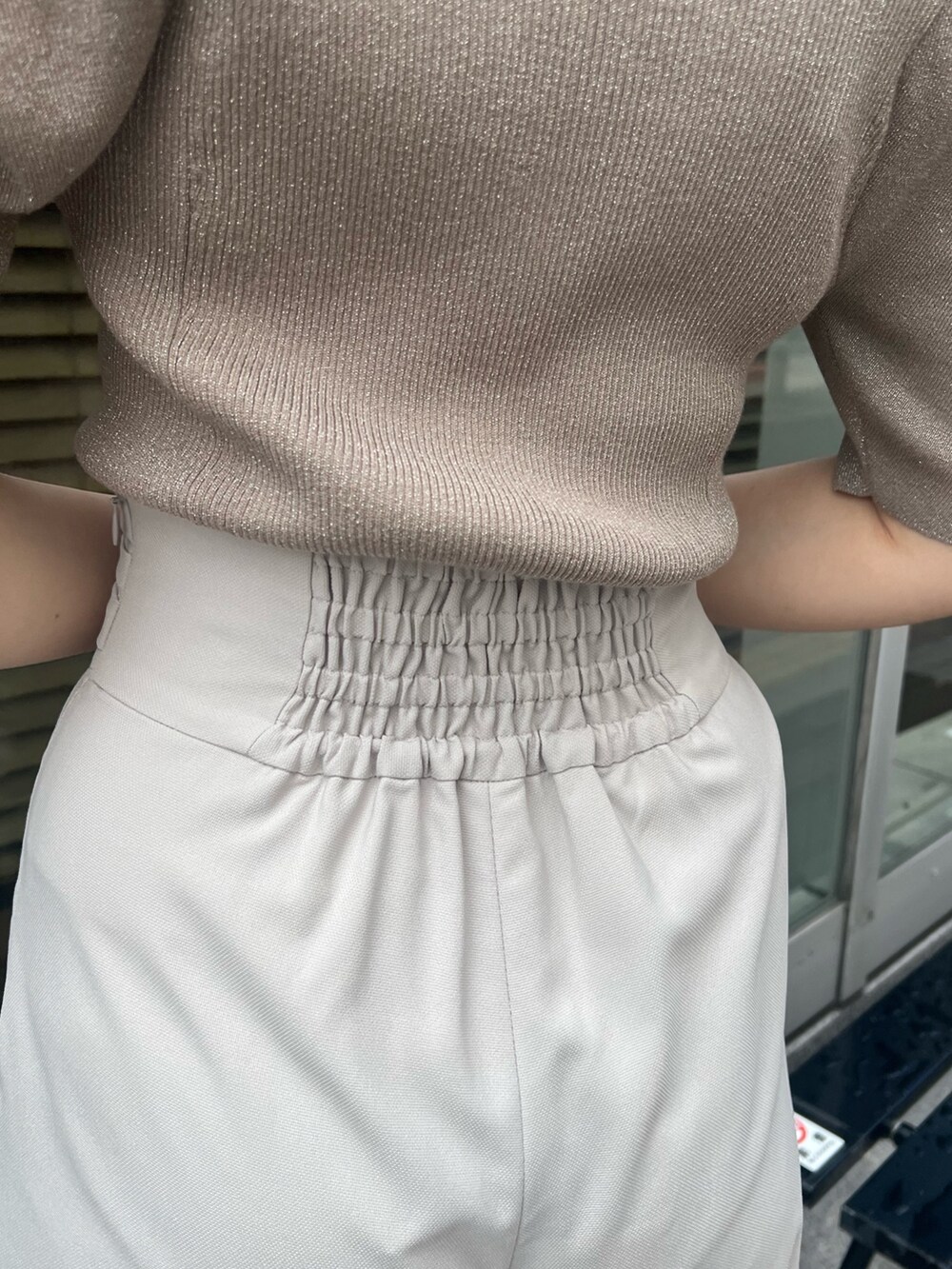 その他のサンダル、ホワイト系のハンドバッグ、ベージュ系のニット/セーターを着用したレディースの夏コーディネートの7枚目の写真