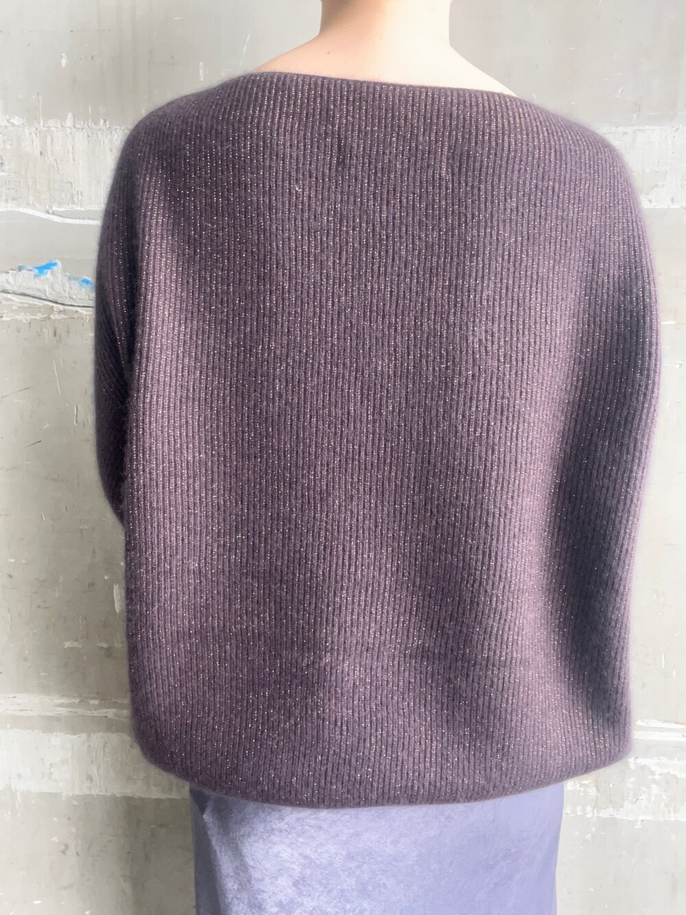 ブラック系のブーツ、グレー系のスカート、ブラウン系のニット/セーターを着用したレディースの秋コーディネートの3枚目の写真