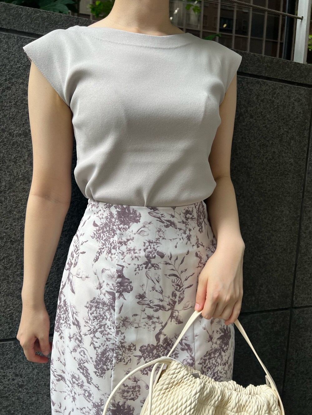 ベージュ系のサンダル、ベージュ系のニット/セーター、ブラウン系のスカートを着用したレディースの夏コーディネートの3枚目の写真