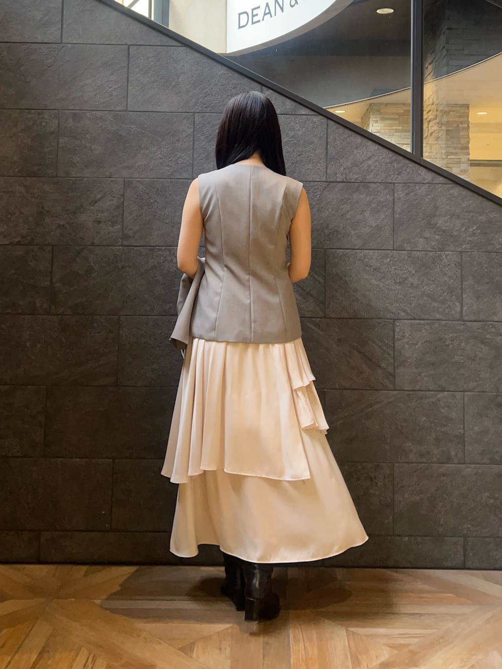 グレー系のワンピース、グレー系のテーラードジャケットを着用したレディースの冬コーディネートの7枚目の写真