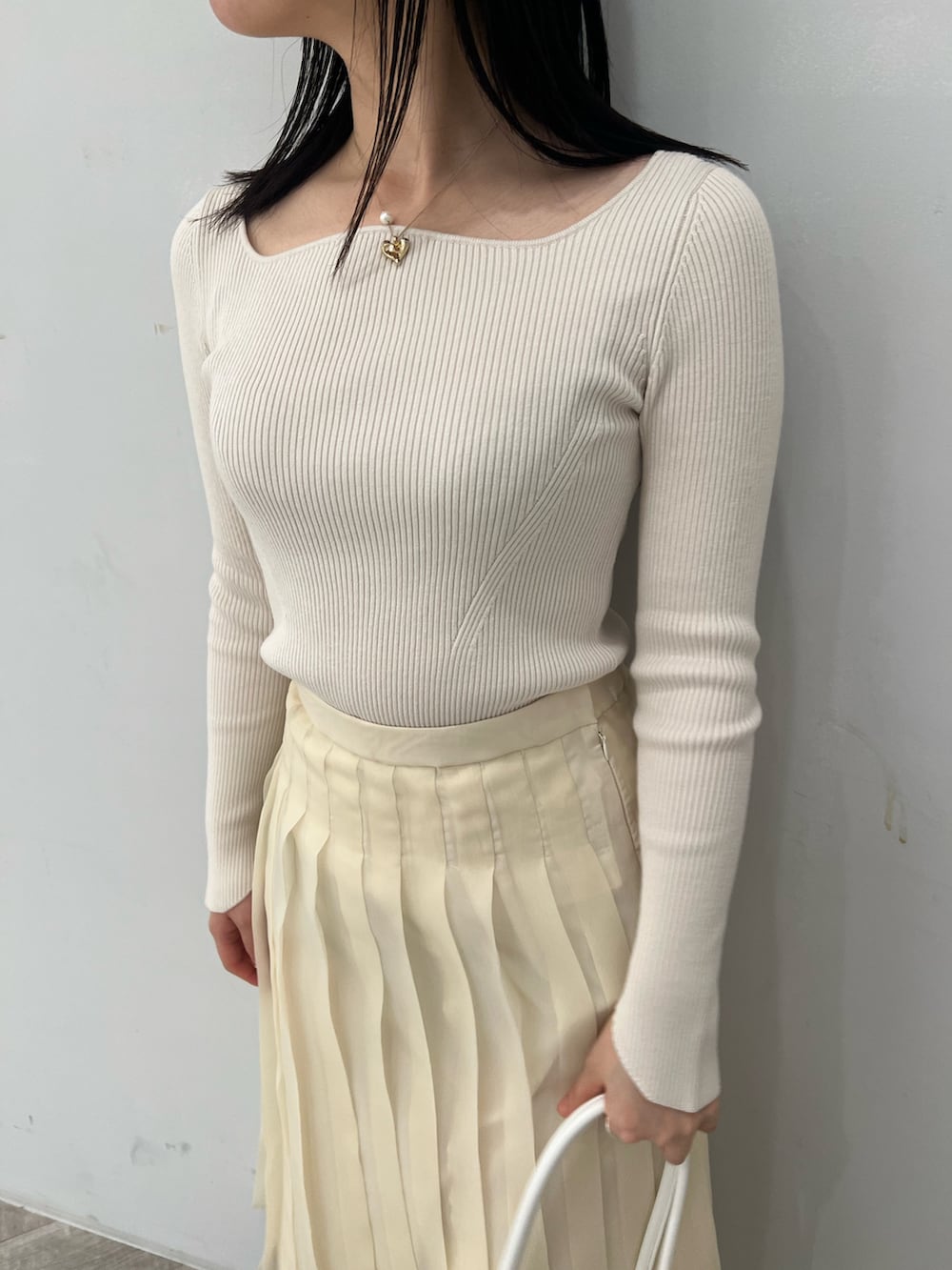 ホワイト系のスカート、ホワイト系のニット/セーターを着用したレディースの冬コーディネートの5枚目の写真