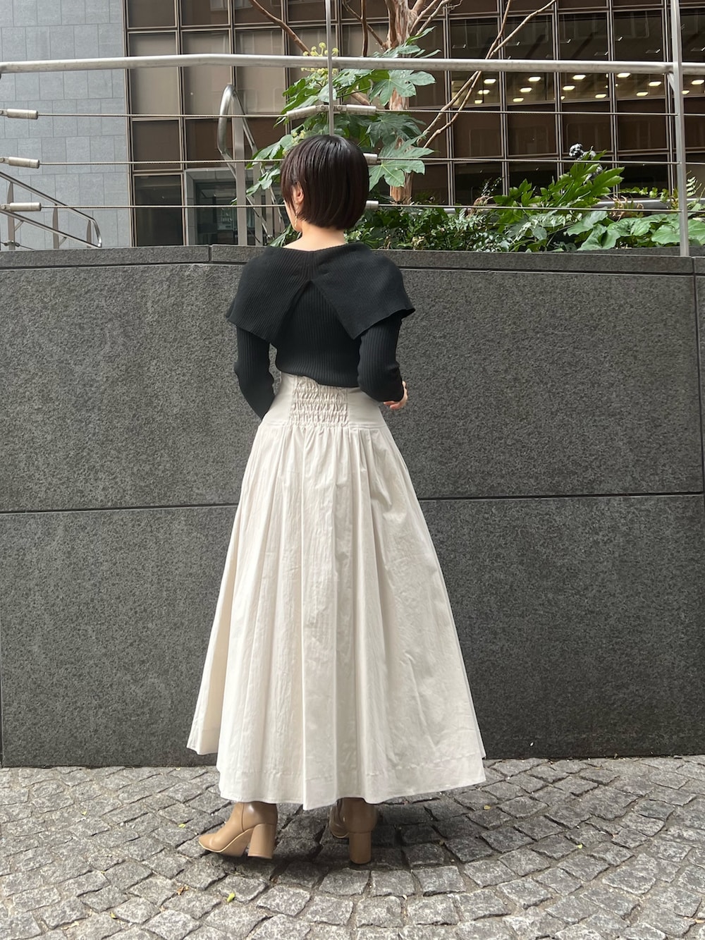 「LAGUNAMOONのCHNラクーンニットカーディガン(カーディガン/ボレロ、ホワイト系)」を使った、RUNA ONISHIさん(レディース・163cm)の冬コーディネートの4枚目の写真