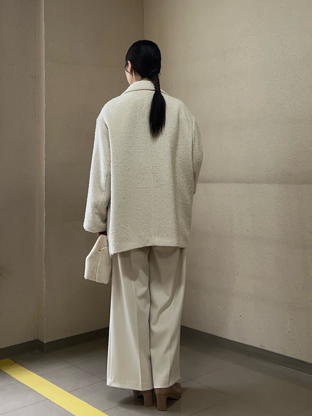 ホワイト系のその他パンツ、ピンク系のカーディガン/ボレロ、ホワイト系のテーラードジャケットを着用したレディースの冬コーディネートの3枚目の写真