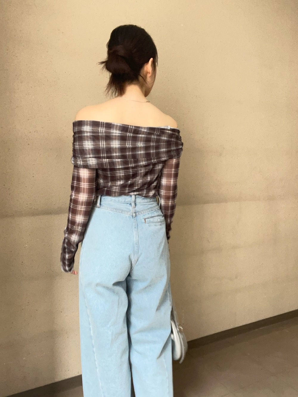 ブラウン系のシャツ/ブラウス、ブルー系のデニムパンツ、ブラック系のパンプスを着用したレディースの春コーディネートの6枚目の写真