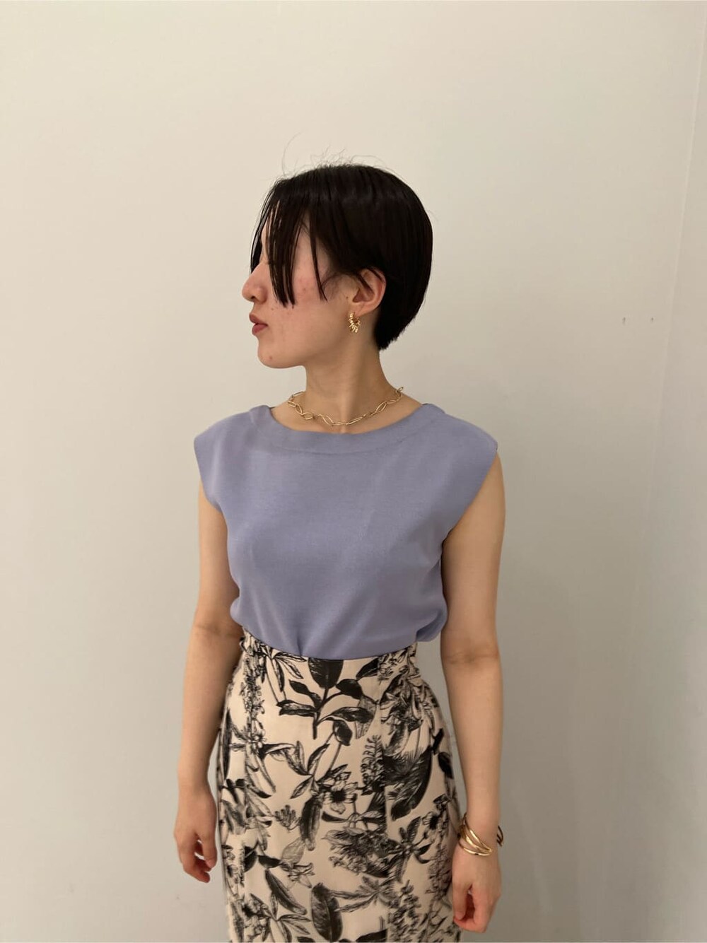 ホワイト系のパンプス、ベージュ系のスカート、ブラック系のスカートを着用したレディースの夏コーディネートの4枚目の写真