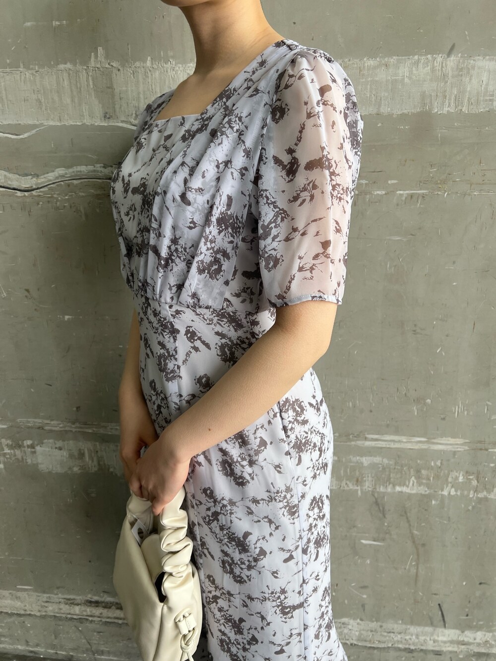 ベージュ系のサンダル、パープル系のワンピース、ホワイト系のハンドバッグを着用したレディースの春コーディネートの6枚目の写真