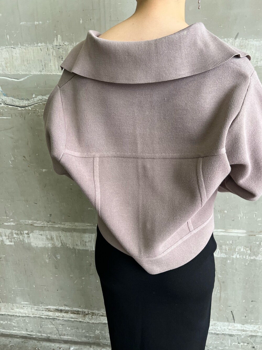 ベージュ系のブーツ、ブラック系のスカート、ベージュ系のカーディガン/ボレロを着用したレディースの秋コーディネートの5枚目の写真