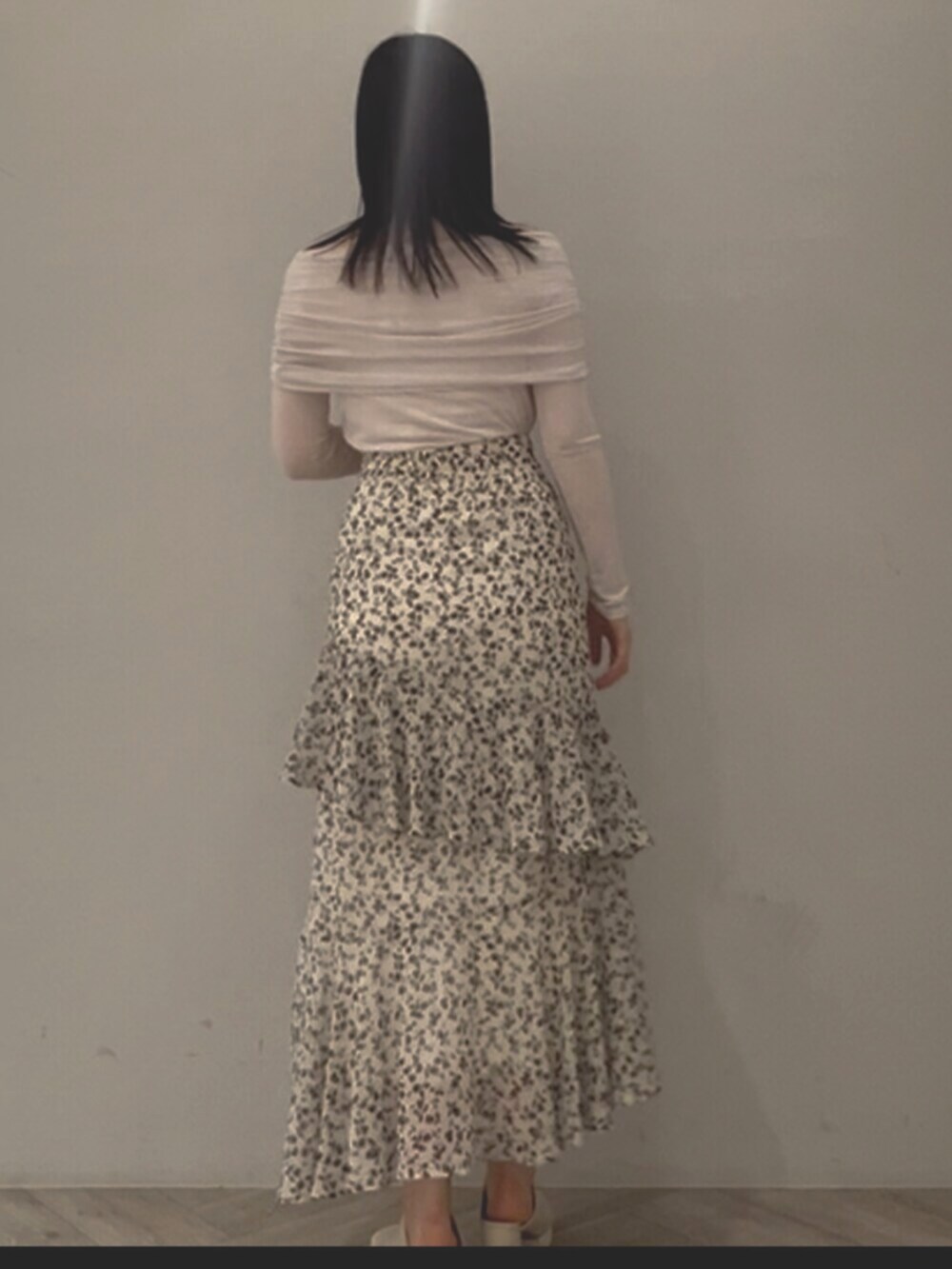 ホワイト系のサンダル、ホワイト系のTシャツ/カットソー、ホワイト系のスカートを着用したレディースの春コーディネートの3枚目の写真