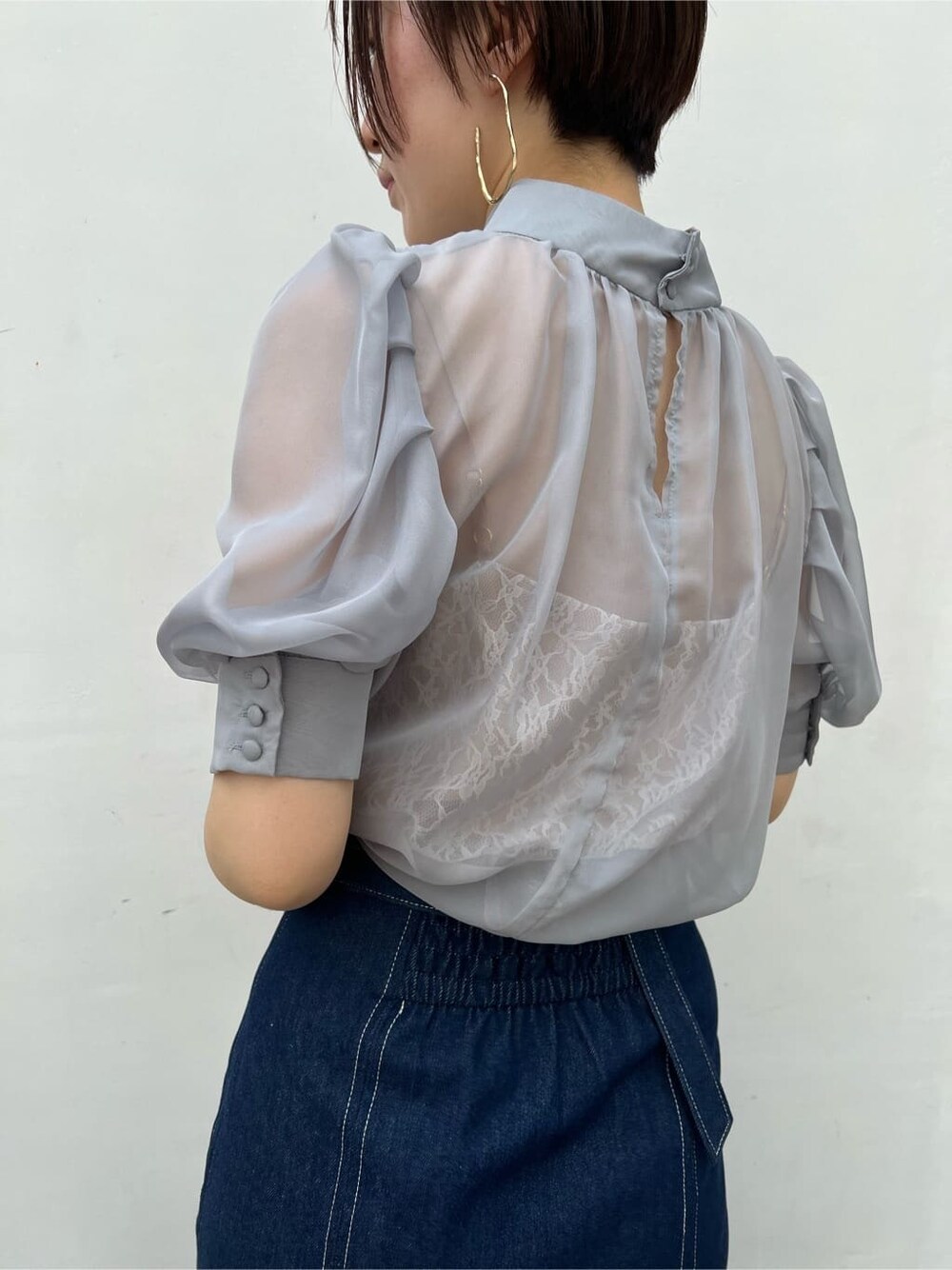 ブルー系のシャツ/ブラウス、グリーン系のサンダル、ブルー系のスカートを着用したレディースの春コーディネートの4枚目の写真