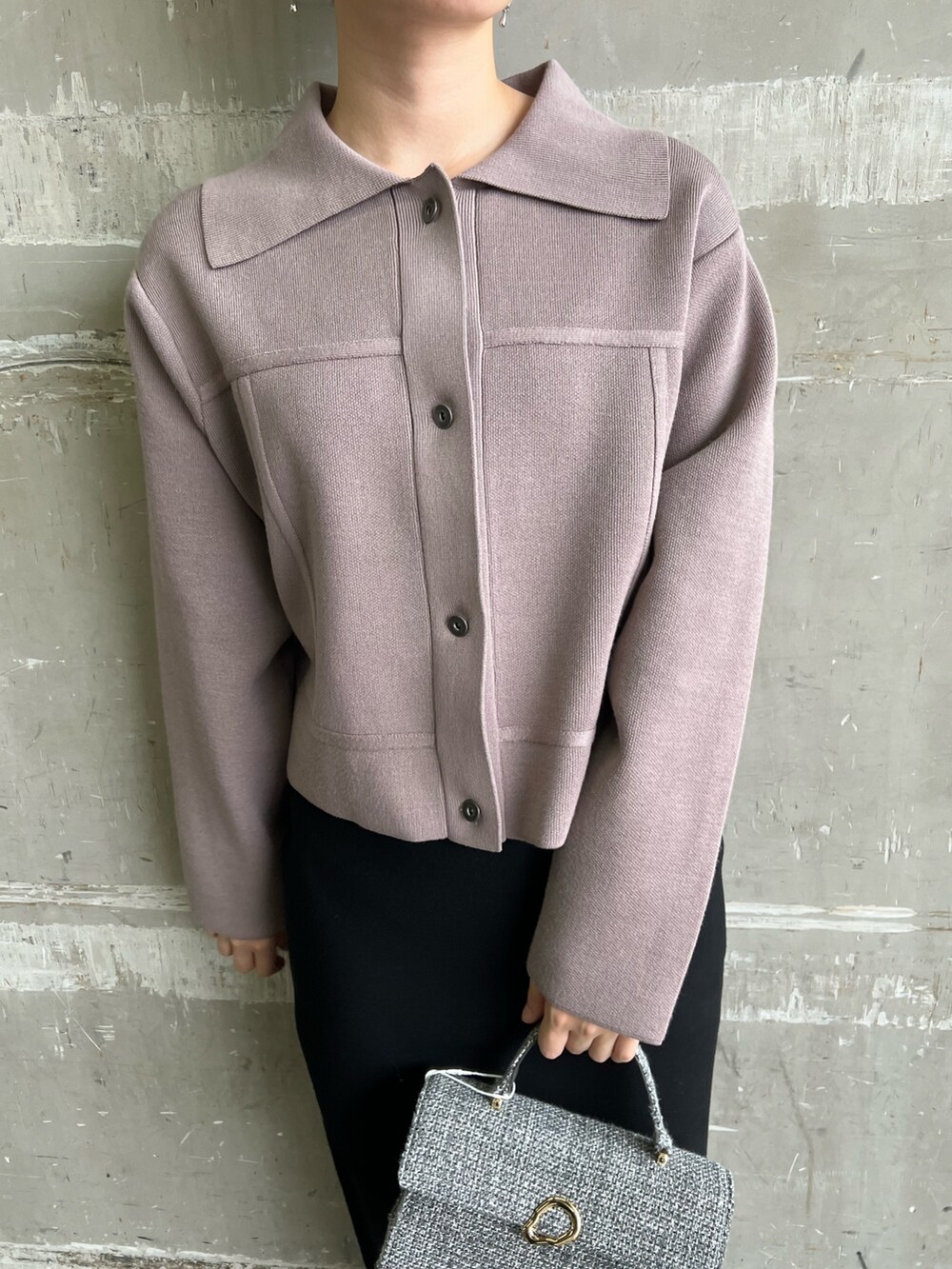 ベージュ系のブーツ、ブラック系のスカート、ベージュ系のカーディガン/ボレロを着用したレディースの秋コーディネートの6枚目の写真