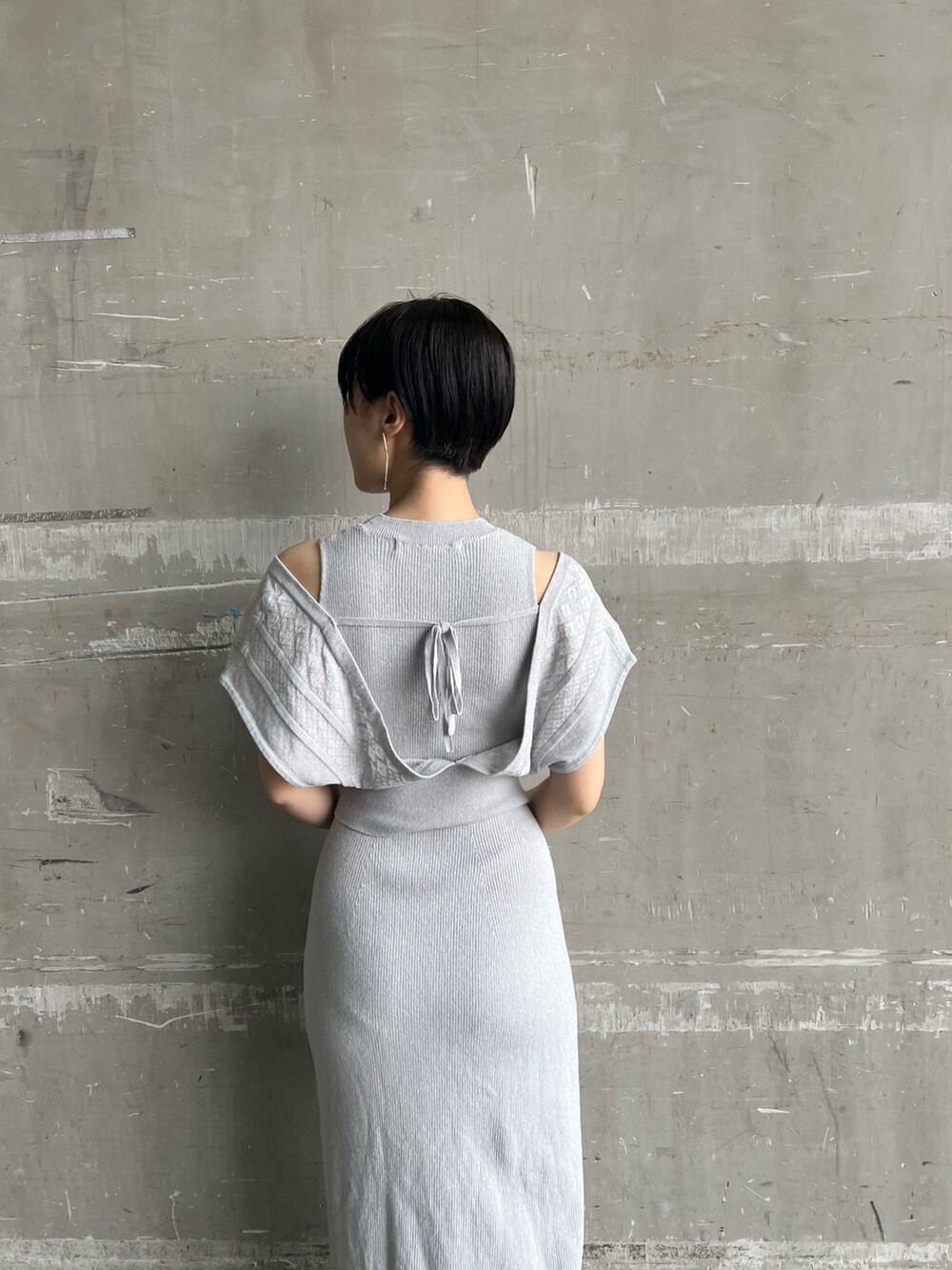 ホワイト系のハンドバッグ、グレー系のテーラードジャケット、ブルー系のワンピースを着用したレディースの春コーディネートの7枚目の写真