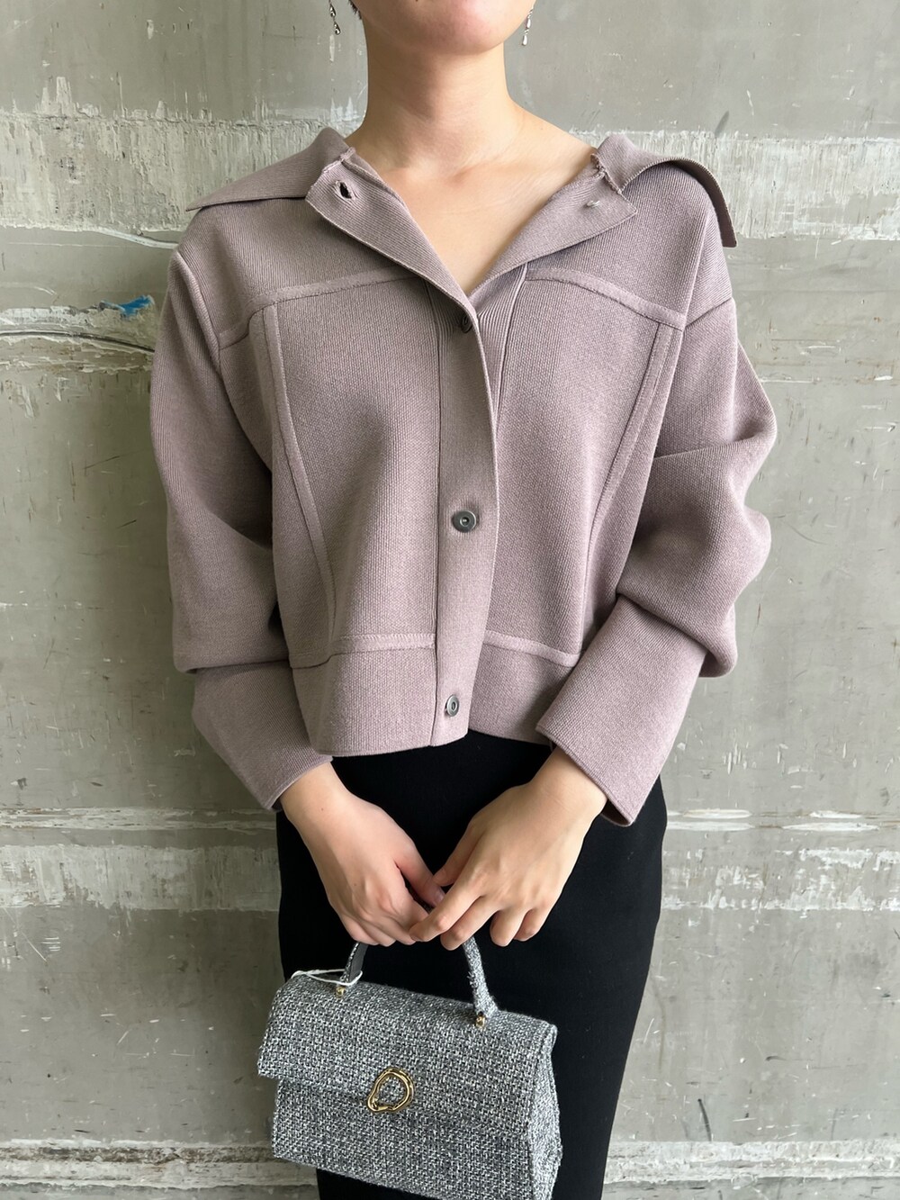 ベージュ系のブーツ、ブラック系のスカート、ベージュ系のカーディガン/ボレロを着用したレディースの秋コーディネートの4枚目の写真