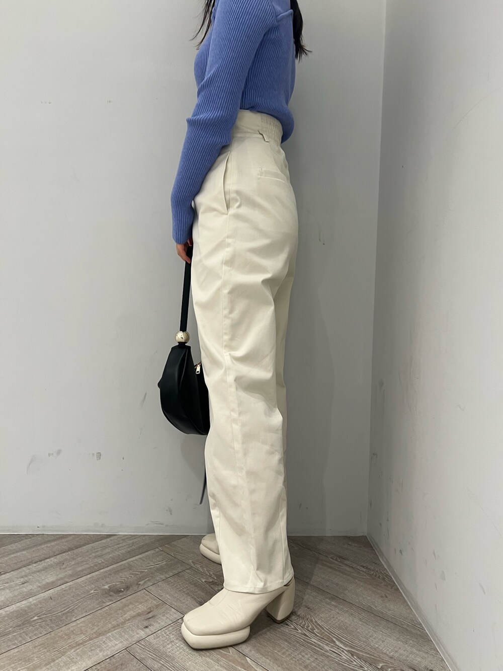 ブルー系のニット/セーター、ホワイト系のその他パンツ、ホワイト系のサンダルを着用したレディースの春コーディネートの7枚目の写真