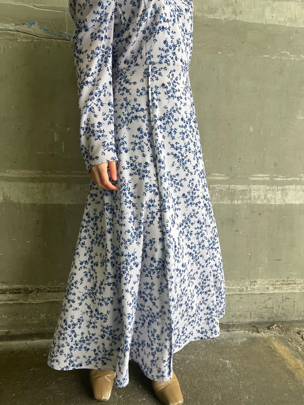 ベージュ系のブーツ、パープル系のワンピースを着用したレディースの冬コーディネートの7枚目の写真