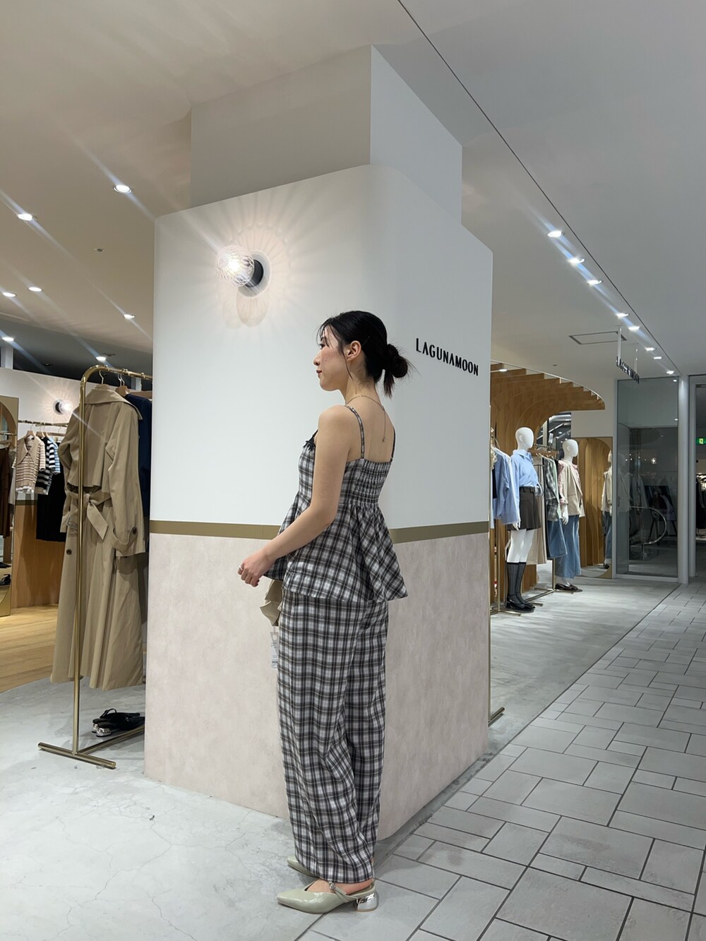 その他のその他パンツ、その他のキャミソール、ベージュ系のテーラードジャケットを着用したレディースの春コーディネートの4枚目の写真