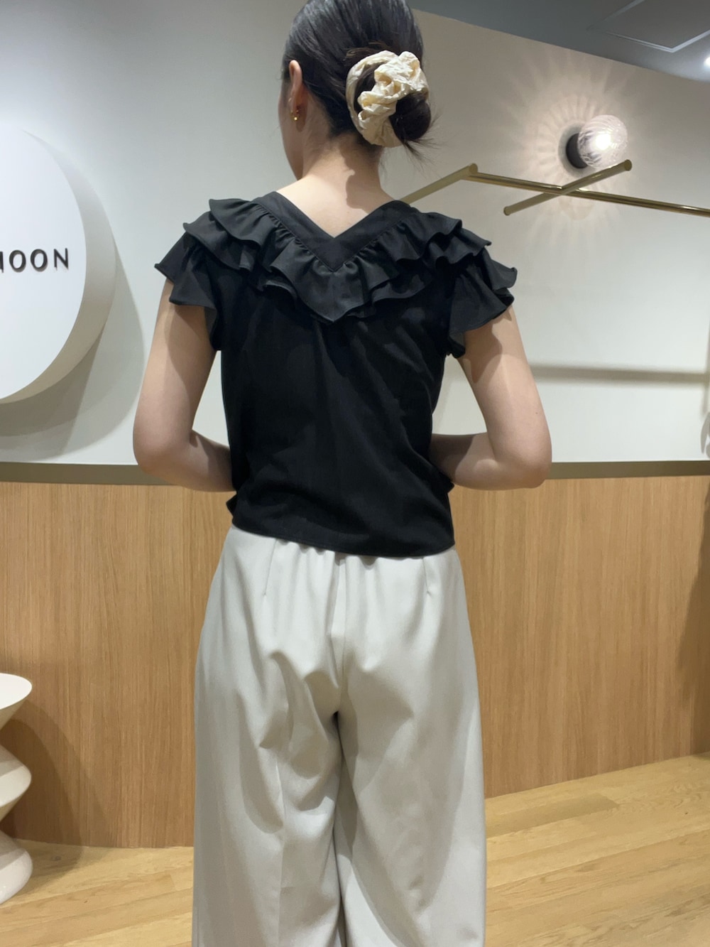 ホワイト系のその他パンツ、ブラック系のシャツ/ブラウスを着用したレディースの春コーディネートの6枚目の写真