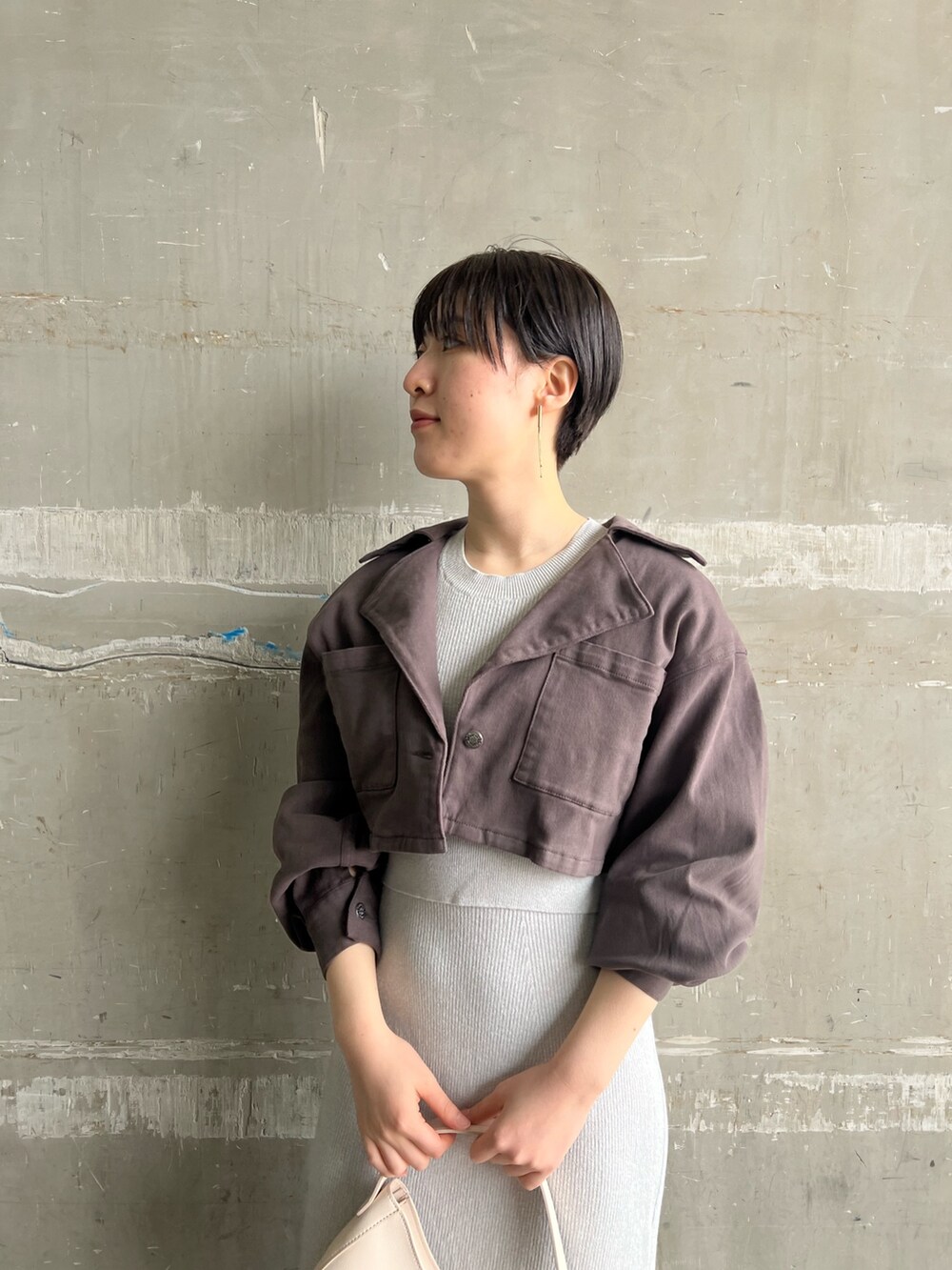 ホワイト系のハンドバッグ、グレー系のテーラードジャケット、ブルー系のワンピースを着用したレディースの春コーディネートの2枚目の写真