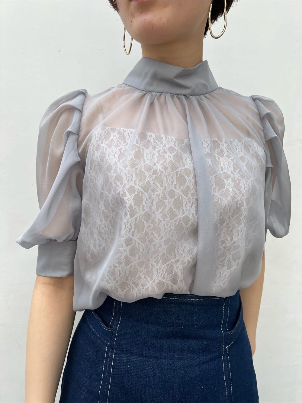 ブルー系のシャツ/ブラウス、グリーン系のサンダル、ブルー系のスカートを着用したレディースの春コーディネートの6枚目の写真