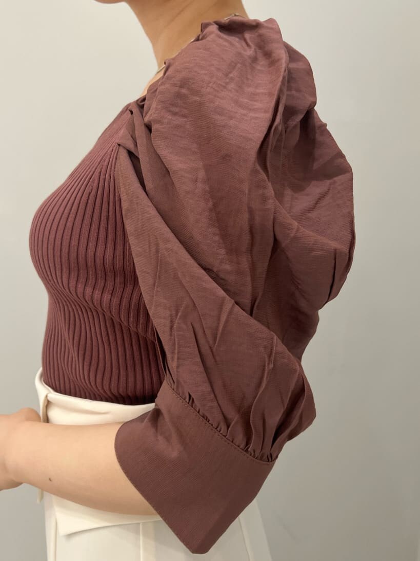 ブラウン系のパンプス、ホワイト系のスカート、ブラウン系のニット/セーターを着用したレディースの夏コーディネートの5枚目の写真