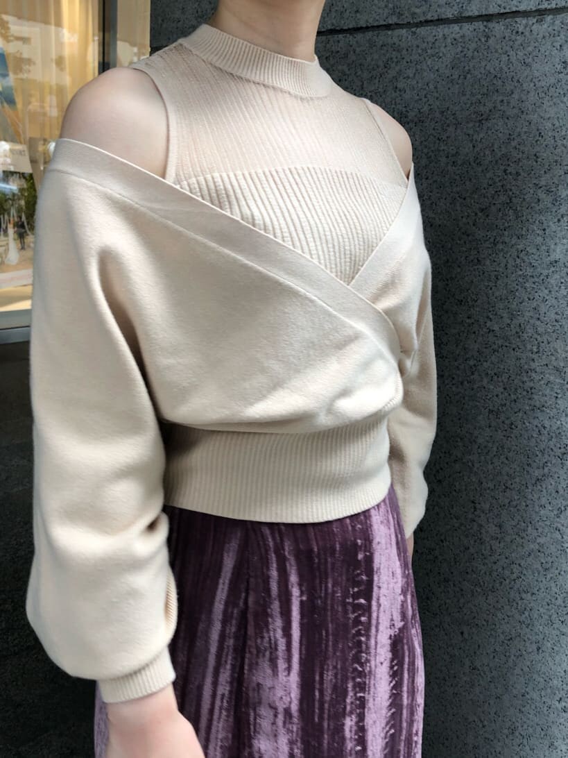 ピンク系のスカート、ベージュ系のその他シューズ、ホワイト系のニット/セーターを着用したレディースの秋コーディネートの7枚目の写真