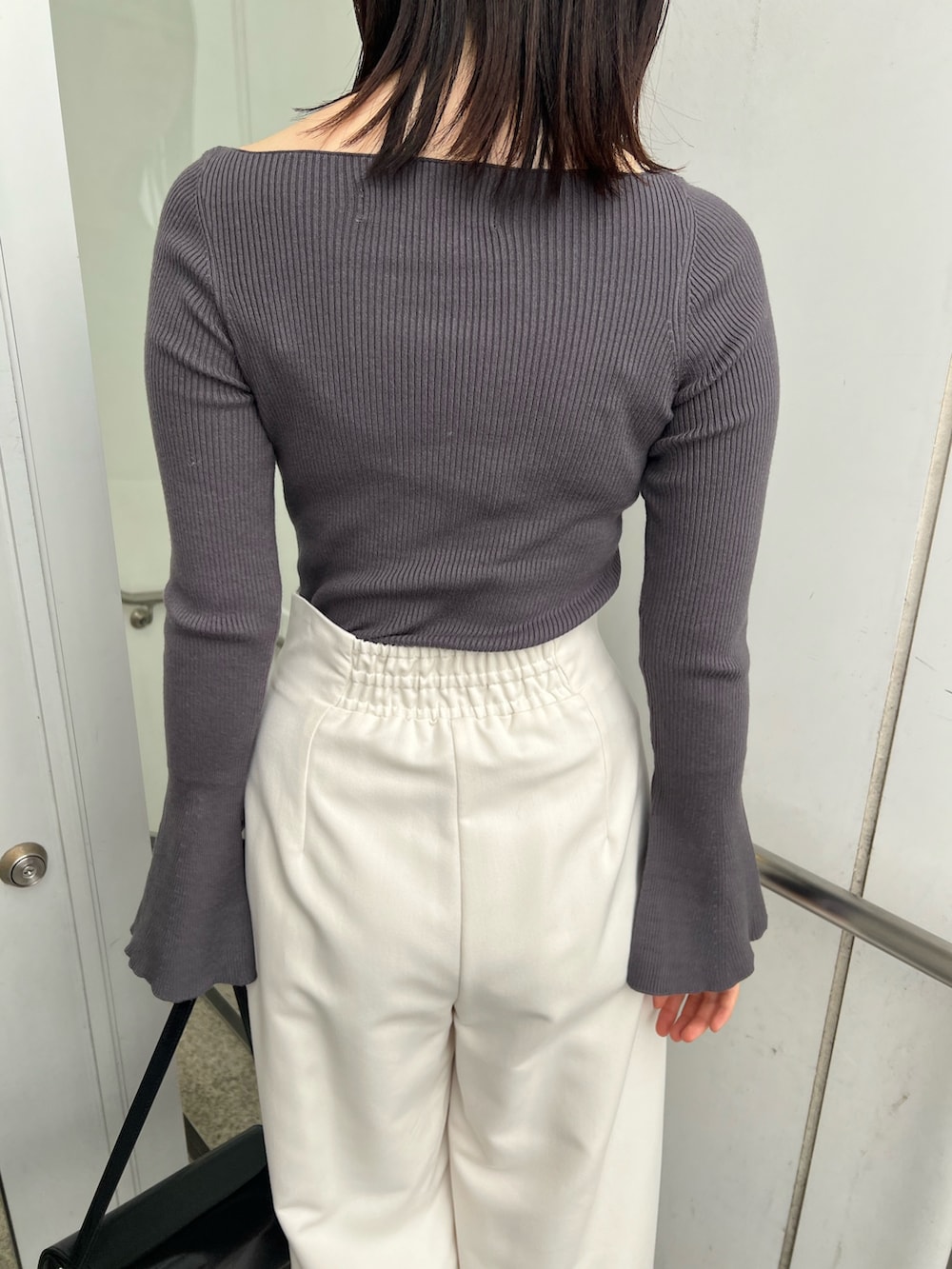 ブラック系のブーツ、ブラック系のショルダーバッグ、グレー系のカーディガン/ボレロを着用したレディースの秋コーディネートの6枚目の写真