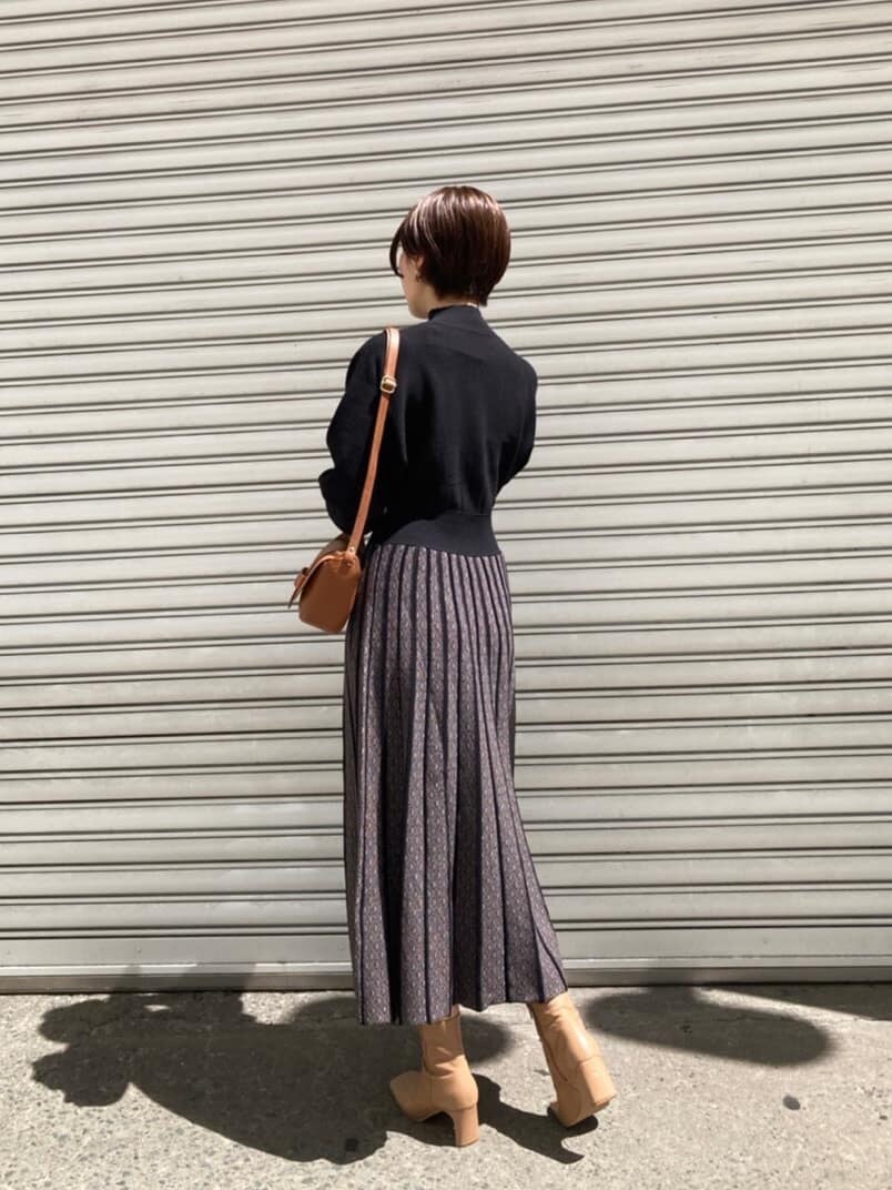 ベージュ系のその他シューズ、ブラック系のワンピース、ベージュ系のその他アウターを着用したレディースの秋コーディネートの2枚目の写真