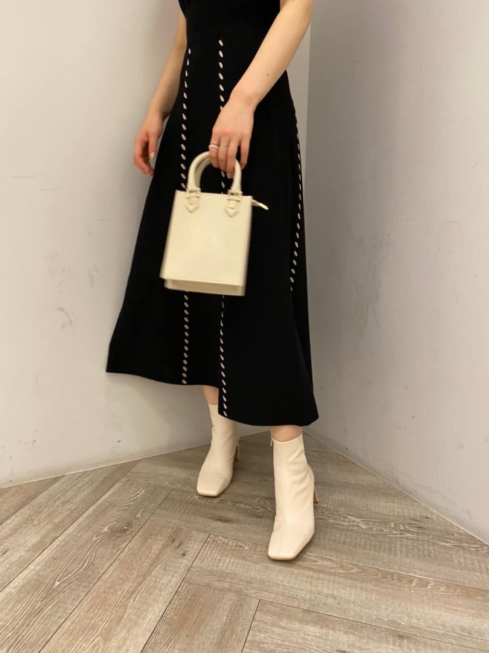 ホワイト系のショルダーバッグ、ブラック系のワンピース、ホワイト系のその他シューズを着用したレディースの夏コーディネートの5枚目の写真