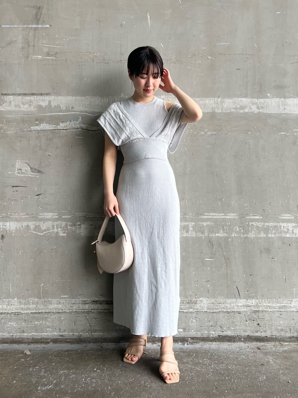 ホワイト系のハンドバッグ、グレー系のテーラードジャケット、ブルー系のワンピースを着用したレディースの春コーディネートの4枚目の写真