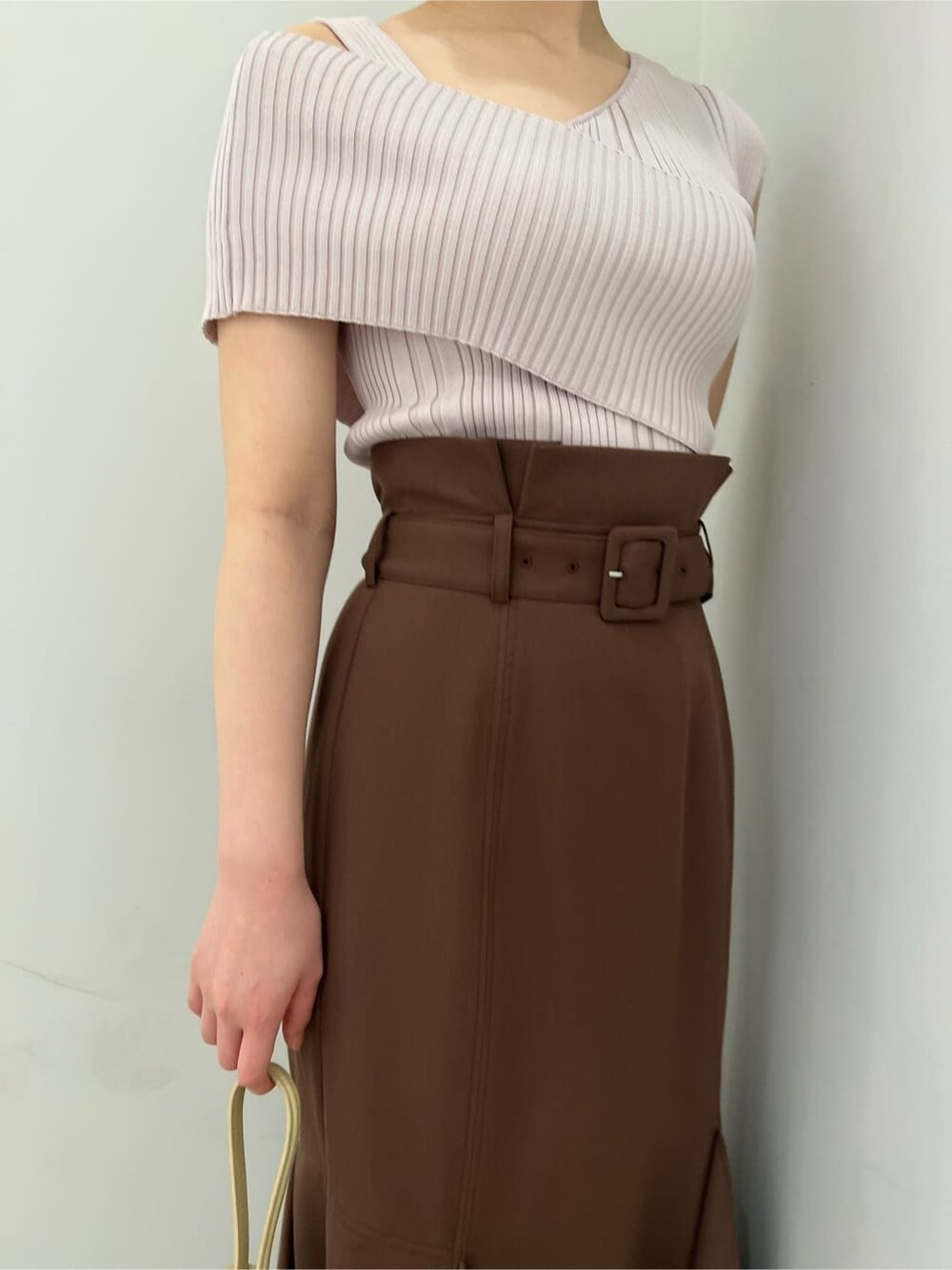 グリーン系のサンダル、ホワイト系のショルダーバッグ、ブラウン系のスカートを着用したレディースの春コーディネートの10枚目の写真