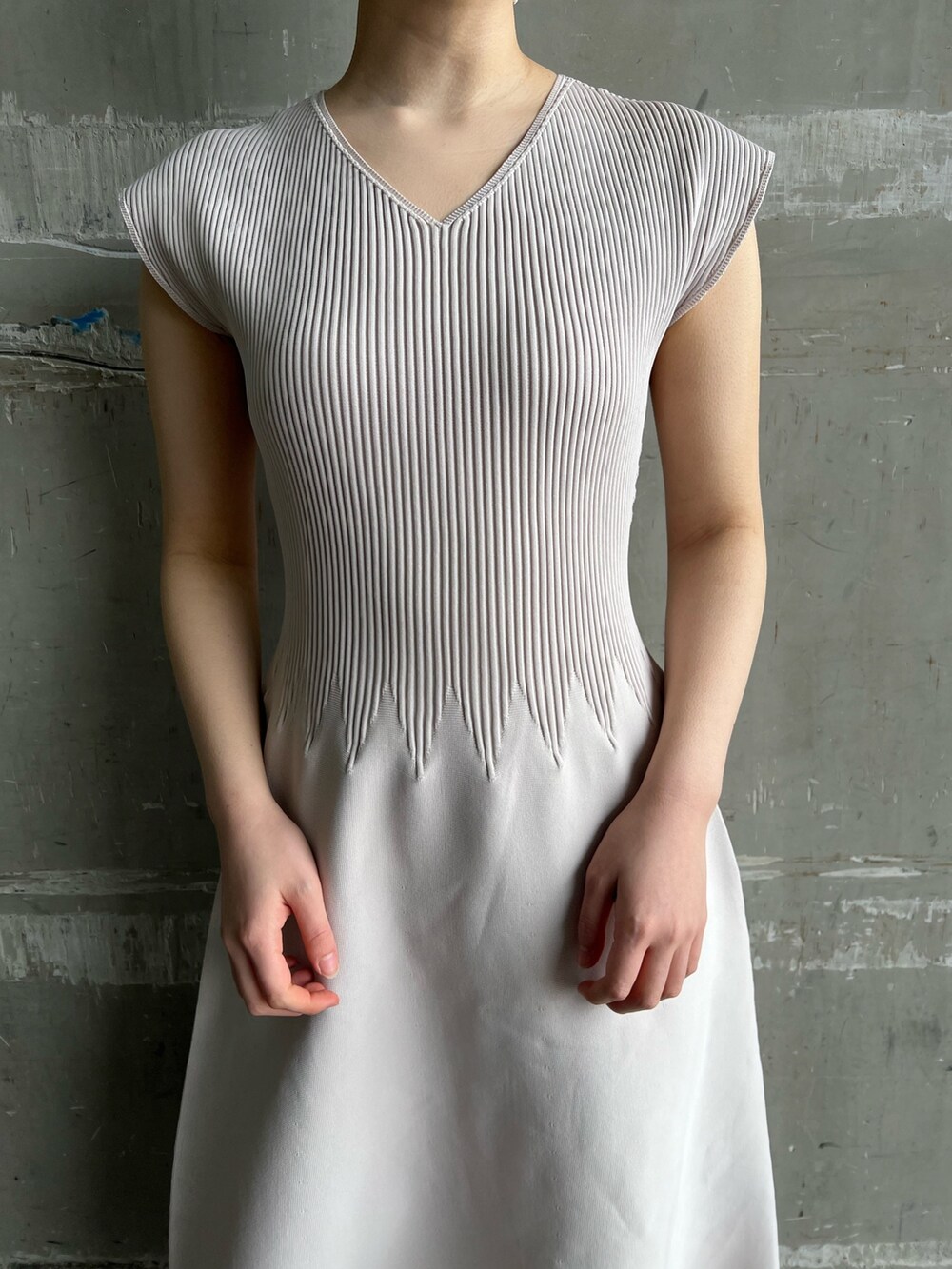 ベージュ系のサンダル、ベージュ系のテーラードジャケット、グレー系のワンピースを着用したレディースの春コーディネートの8枚目の写真