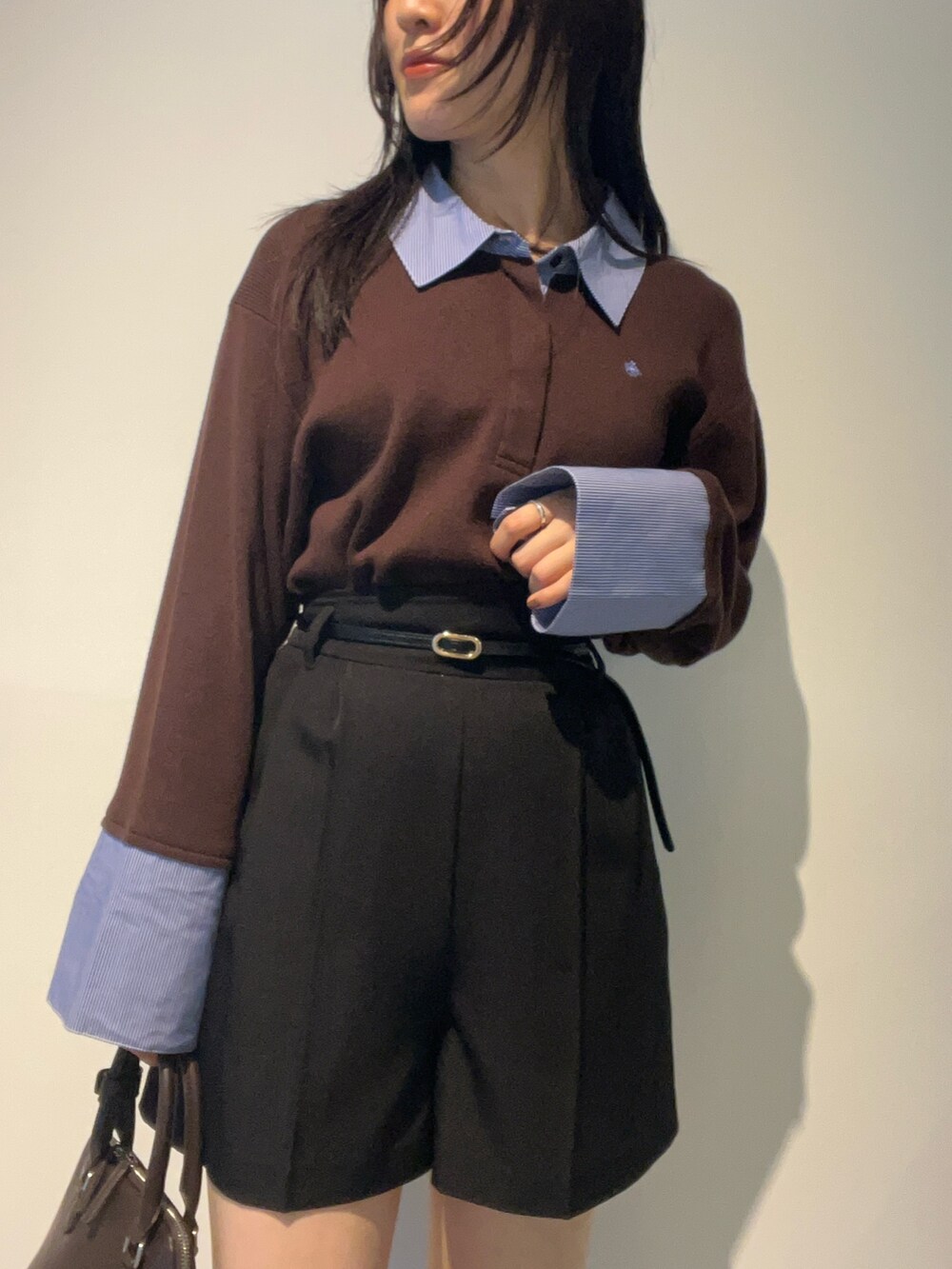 ブラウン系のニット/セーター、ブラウン系のブーツ、ブラック系のその他パンツを着用したレディースの秋コーディネートの4枚目の写真