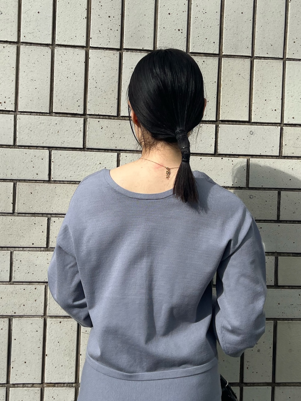 ブルー系のスカート、ブルー系のニット/セーターを着用したレディースの冬コーディネートの6枚目の写真