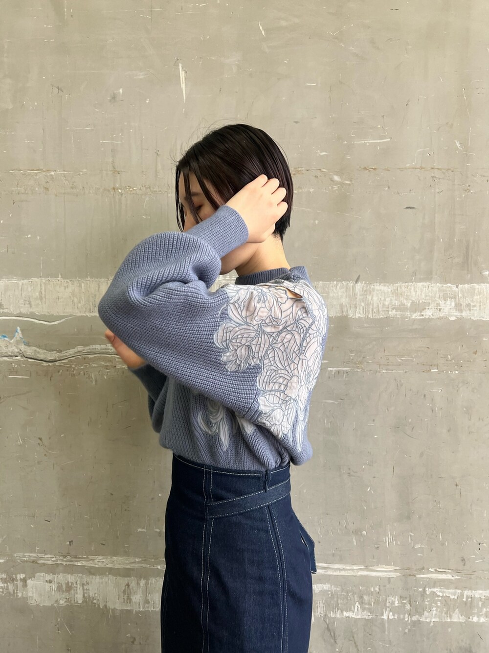 ベージュ系のブーツ、ブルー系のスカート、ホワイト系のダウンジャケット/コートを着用したレディースの冬コーディネートの8枚目の写真