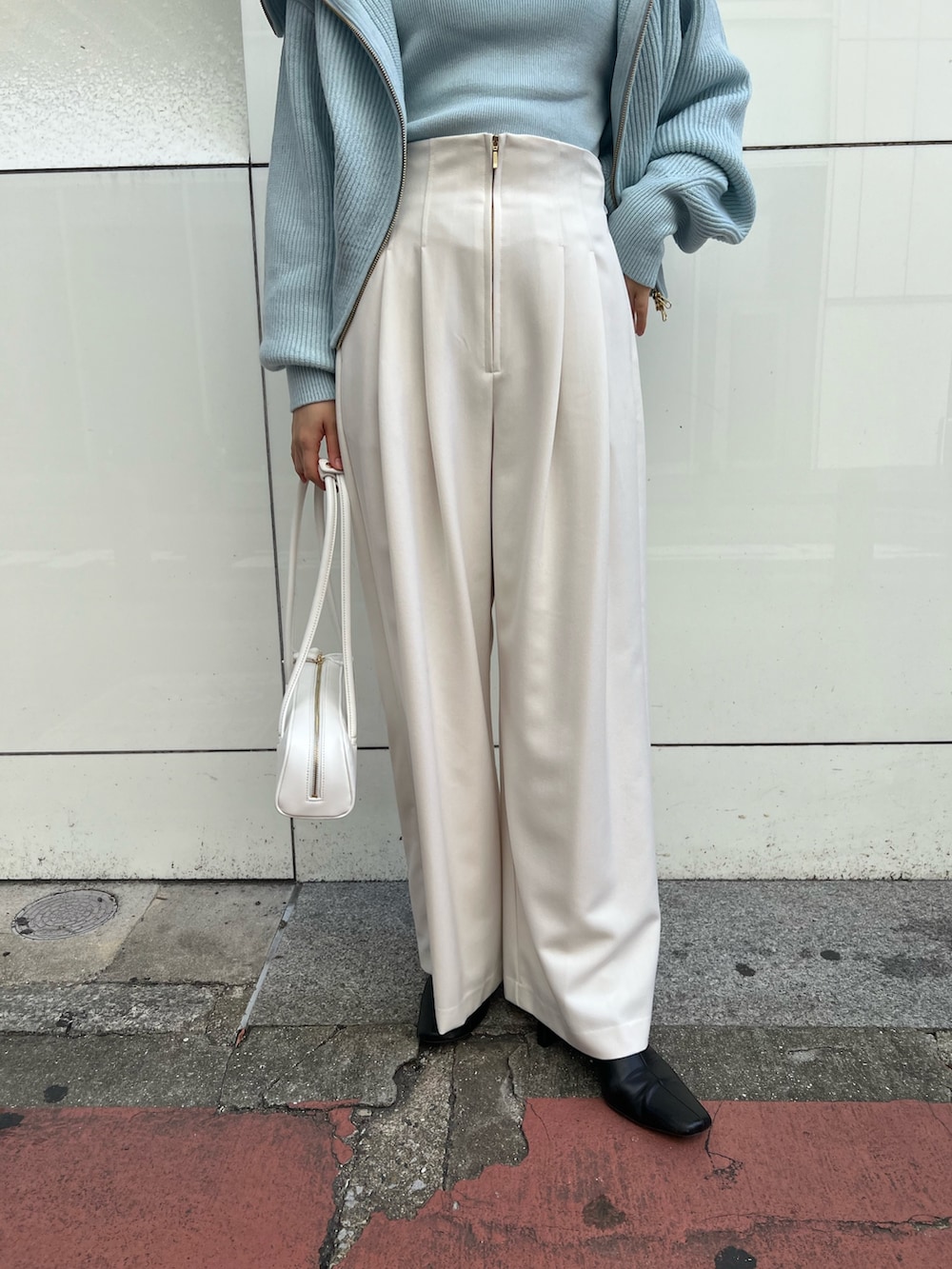 ホワイト系のショルダーバッグ、ホワイト系のその他パンツ、ブルー系のニット/セーターを着用したレディースの秋コーディネートの7枚目の写真