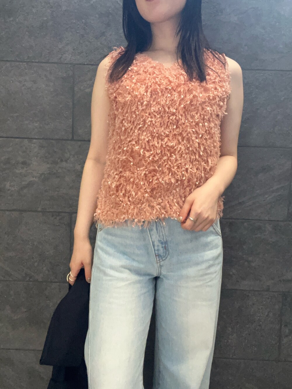 オレンジ系のTシャツ/カットソー、ホワイト系のサンダル、ブルー系のデニムパンツを着用したレディースの夏コーディネートの4枚目の写真