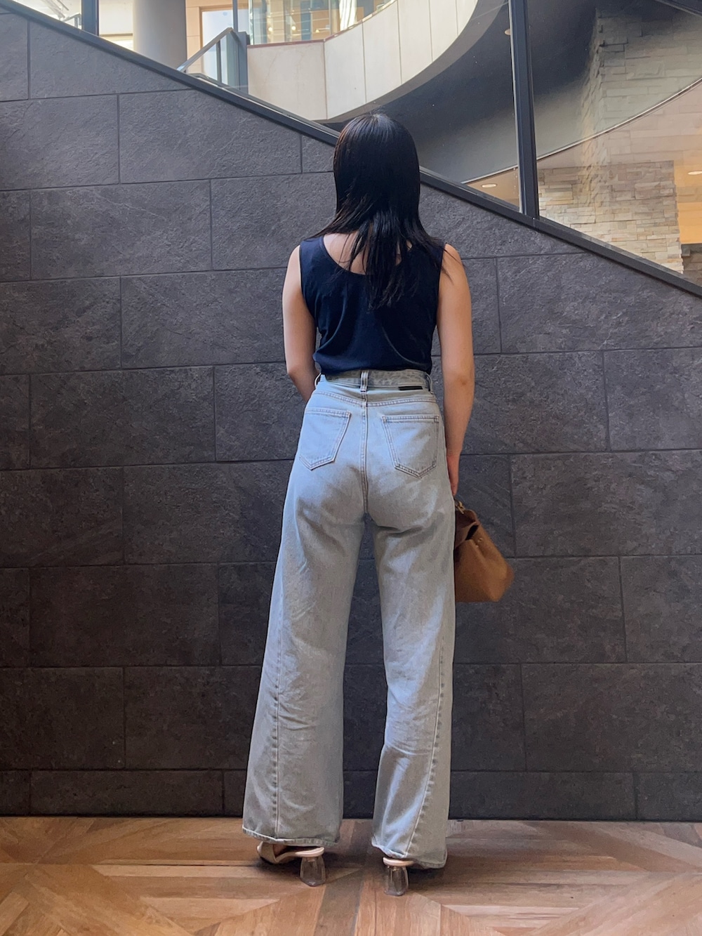 ホワイト系のサンダル、ブルー系のTシャツ/カットソー、ブルー系のデニムパンツを着用したレディースの夏コーディネートの3枚目の写真