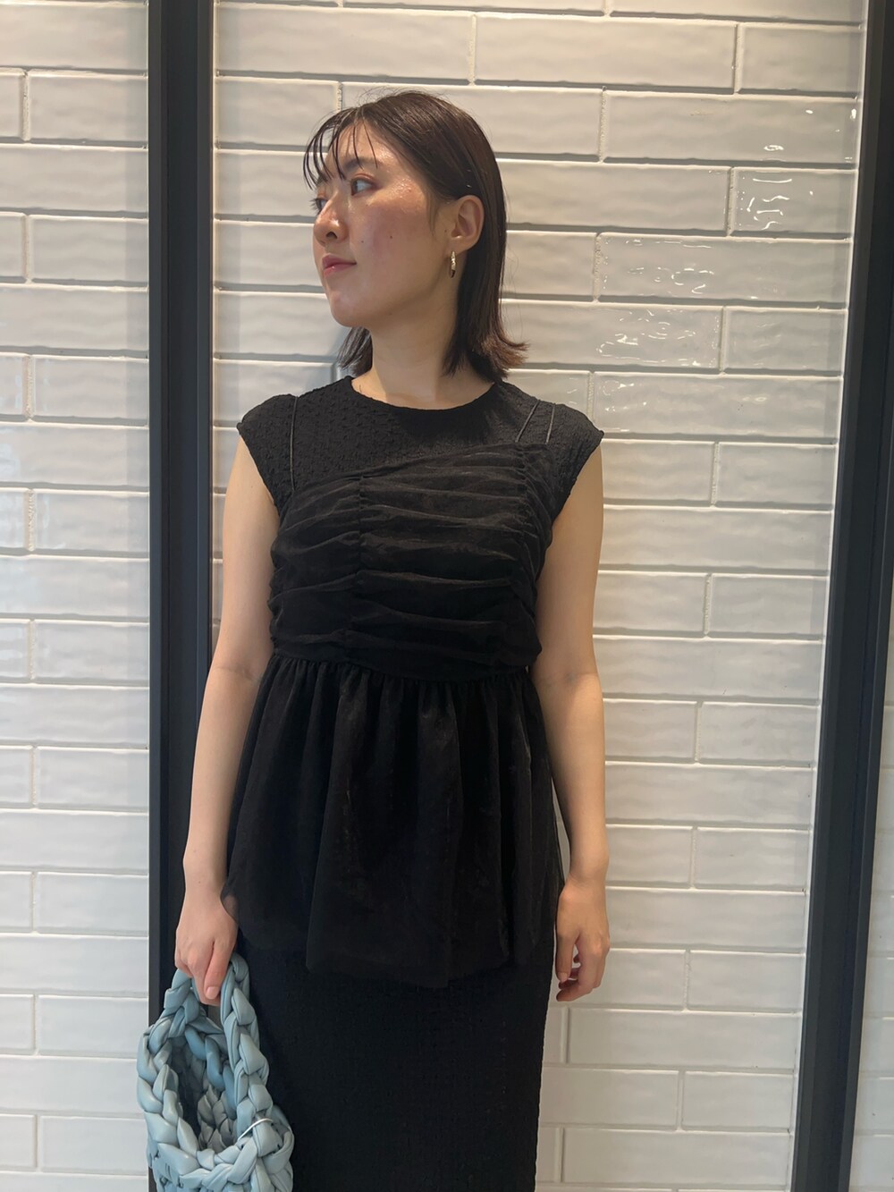 その他のサンダル、ブラック系のワンピース、ブルー系のハンドバッグを着用したレディースの夏コーディネートの8枚目の写真