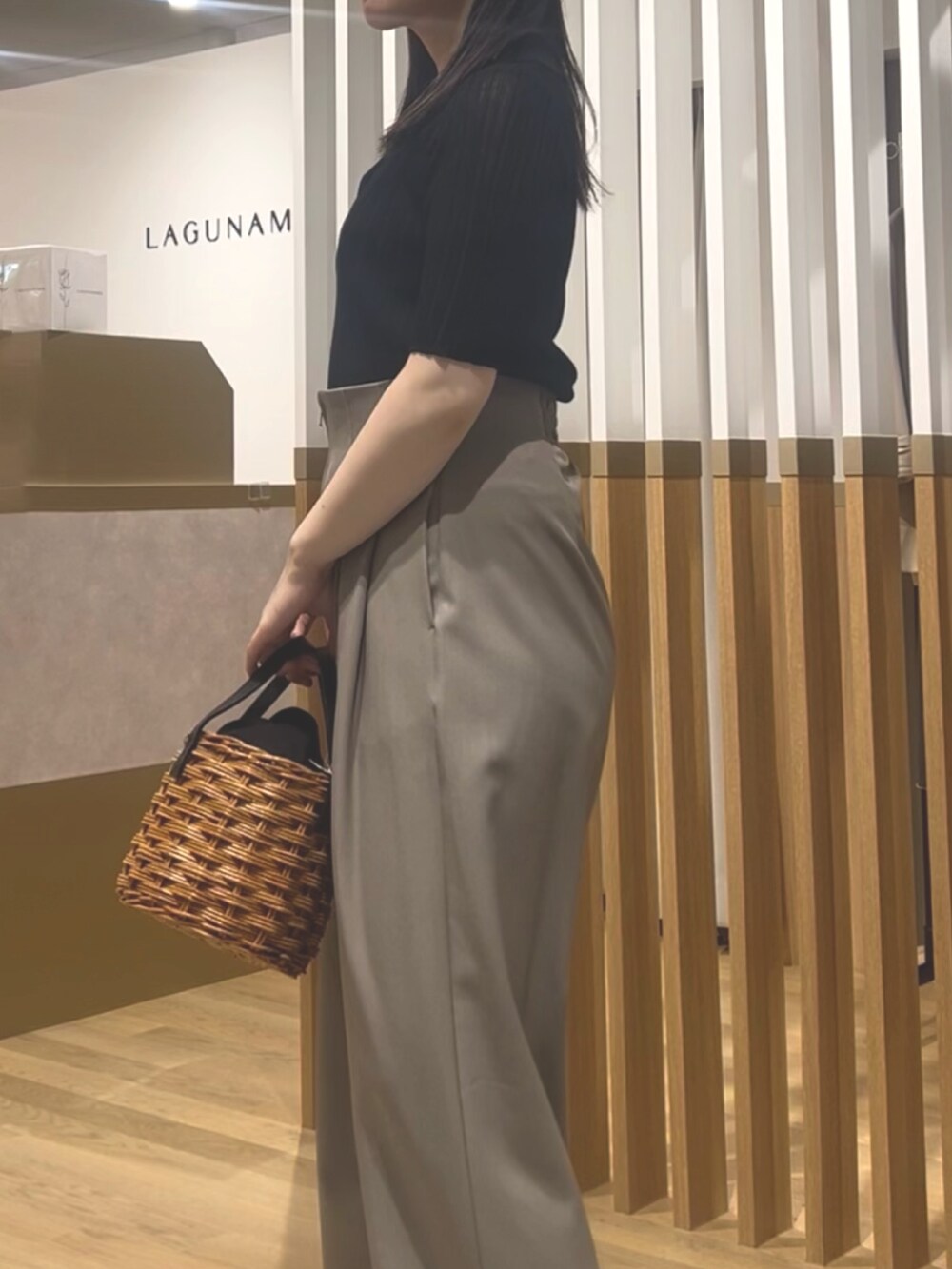 ブラック系のTシャツ/カットソー、ブラウン系のその他パンツ、ブラック系のサンダルを着用したレディースの春コーディネートの5枚目の写真