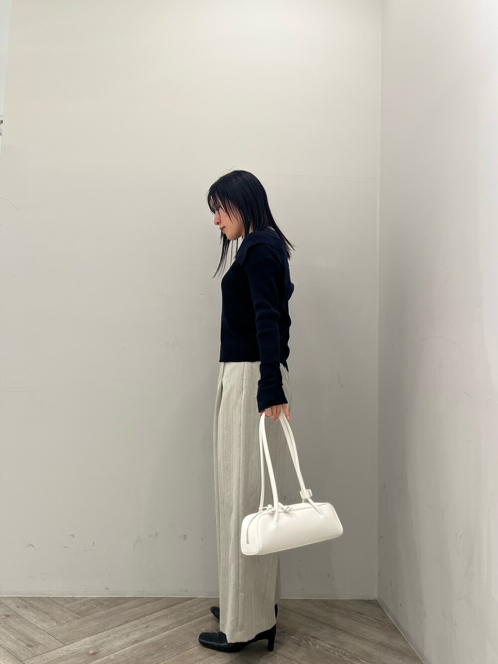 ブルー系のアンサンブル、グレー系のその他パンツを着用したレディースの冬コーディネートの2枚目の写真